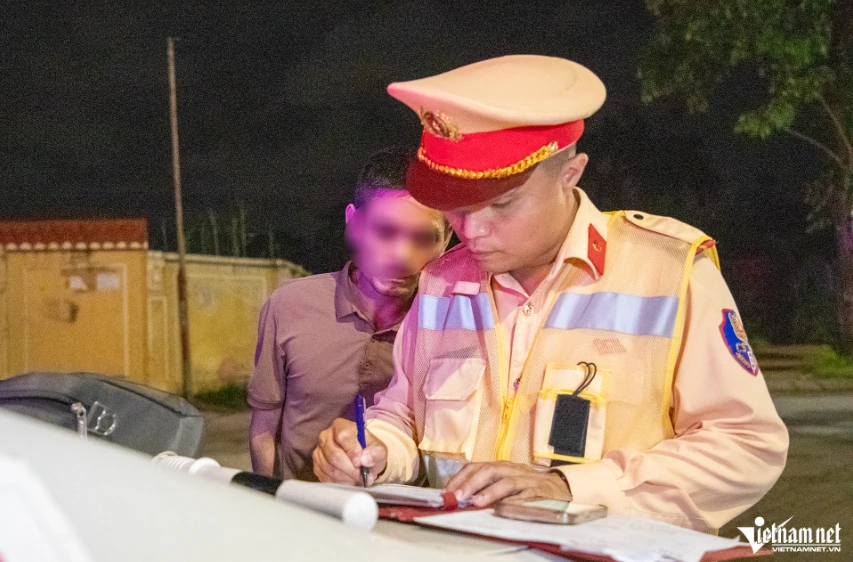 Lực lượng chức năng sẽ xử lý trách nhiệm của chủ xe, doanh nghiệp. Ảnh: Đình Hiếu