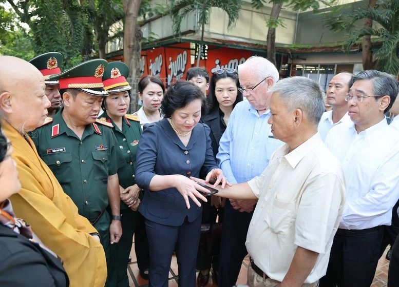 Phó Thủ tướng trao đổi với nhóm nghiên cứu hỗn hợp Việt Nam - Hoa Kỳ, nhân chứng phục vụ công tác tìm kiếm, quy tập hài cốt liệt sĩ .