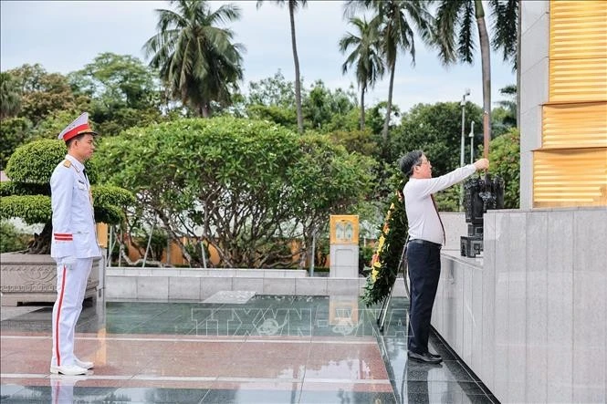Chủ tịch Ban Chấp hành Trung ương Hội Nông dân Việt Nam Lương Quốc Đoàn đặt vòng hoa, dâng hương tại Đài tưởng niệm các Anh hùng liệt sĩ trên đường Bắc Sơn, Hà Nội. Ảnh: Lê Đông/TTXVN
