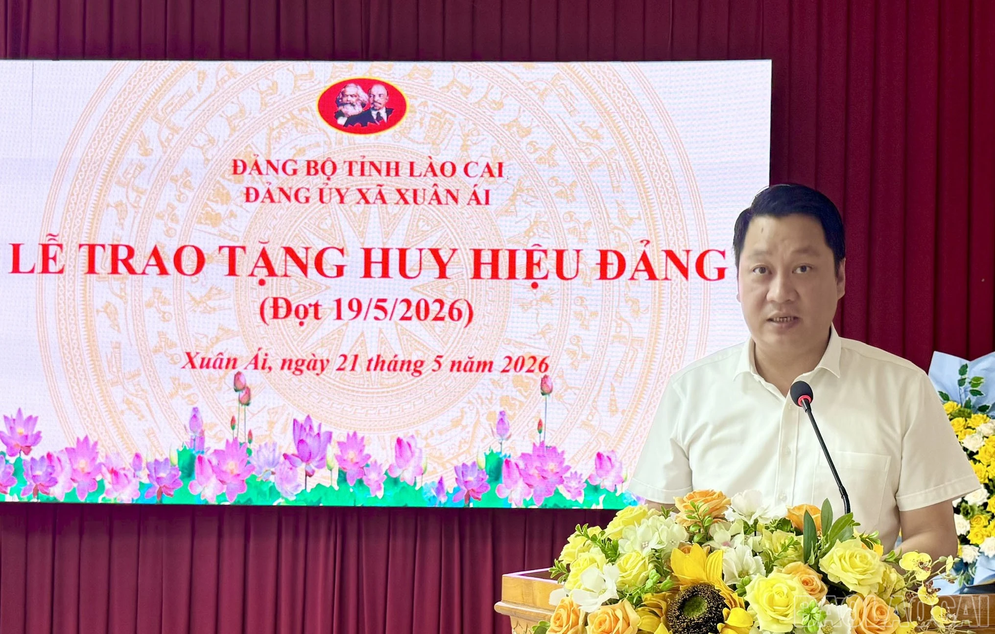 baolaocai-br_dong-chi-luu-trung-kien-bi-thu-dang-uy-xa-xuan-ai-phat-bieu-chuc-mung-cac-dang-vien-duoc-nhan-huy-hieu-dang-1.jpg