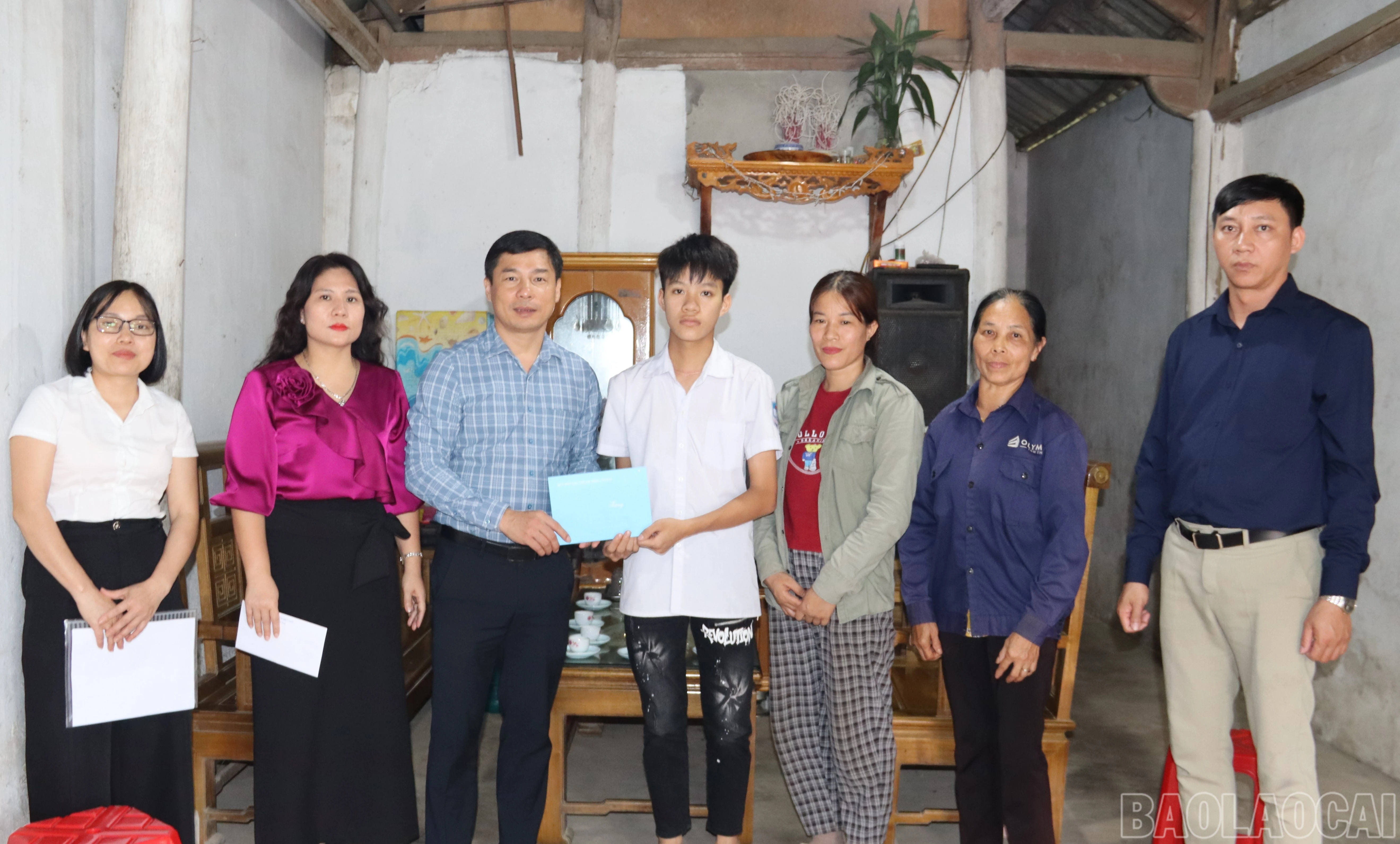 baolaocai-br_phuong-au-lau-trao-kinh-phi-ho-tro-em-duong-anh-thanh-nghi-6.jpg