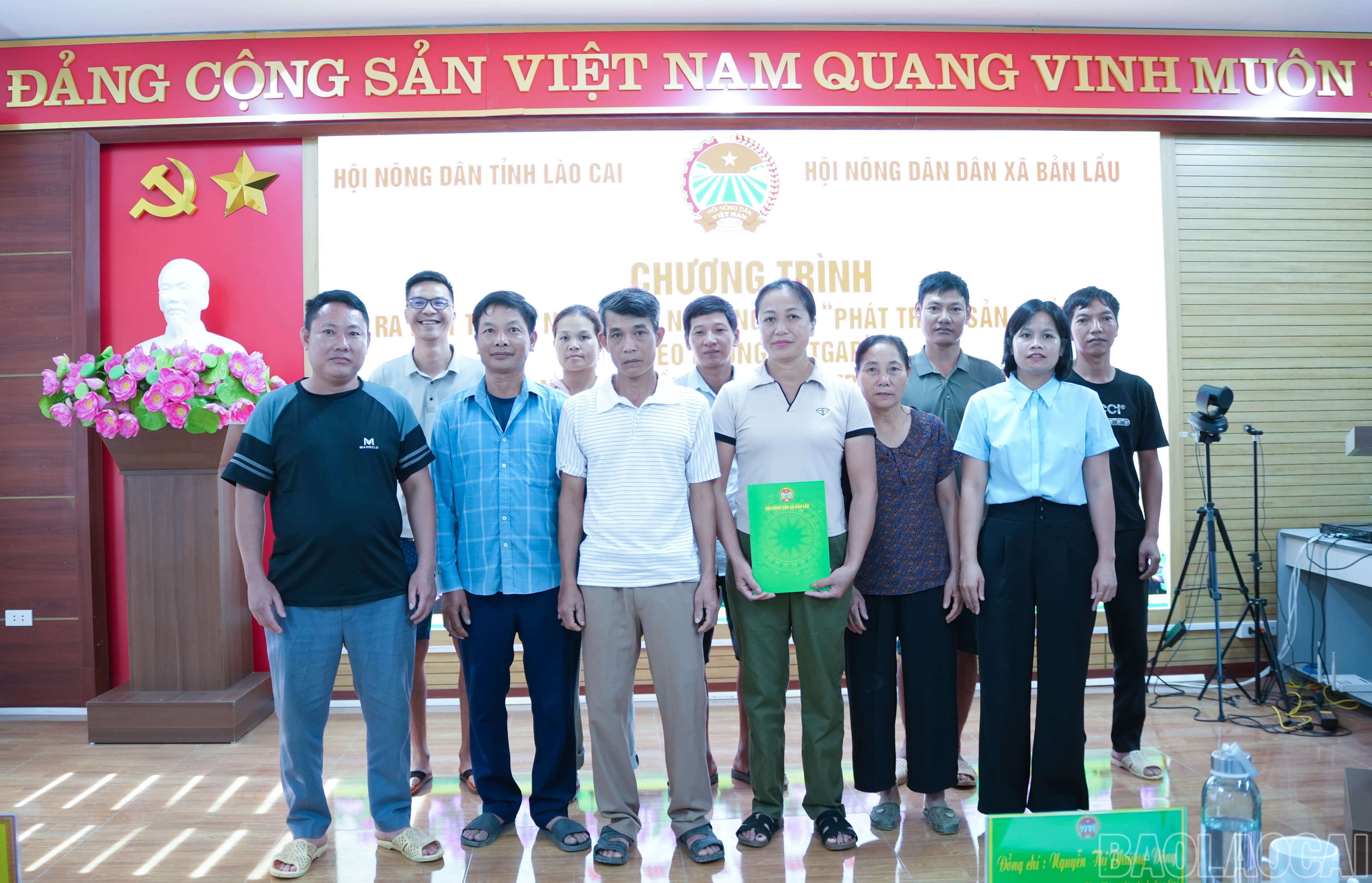 baolaocai-br_trao-quyet-dinh-thanh-lap-to-hoi-nong-dan-nghe-nghiep.jpg