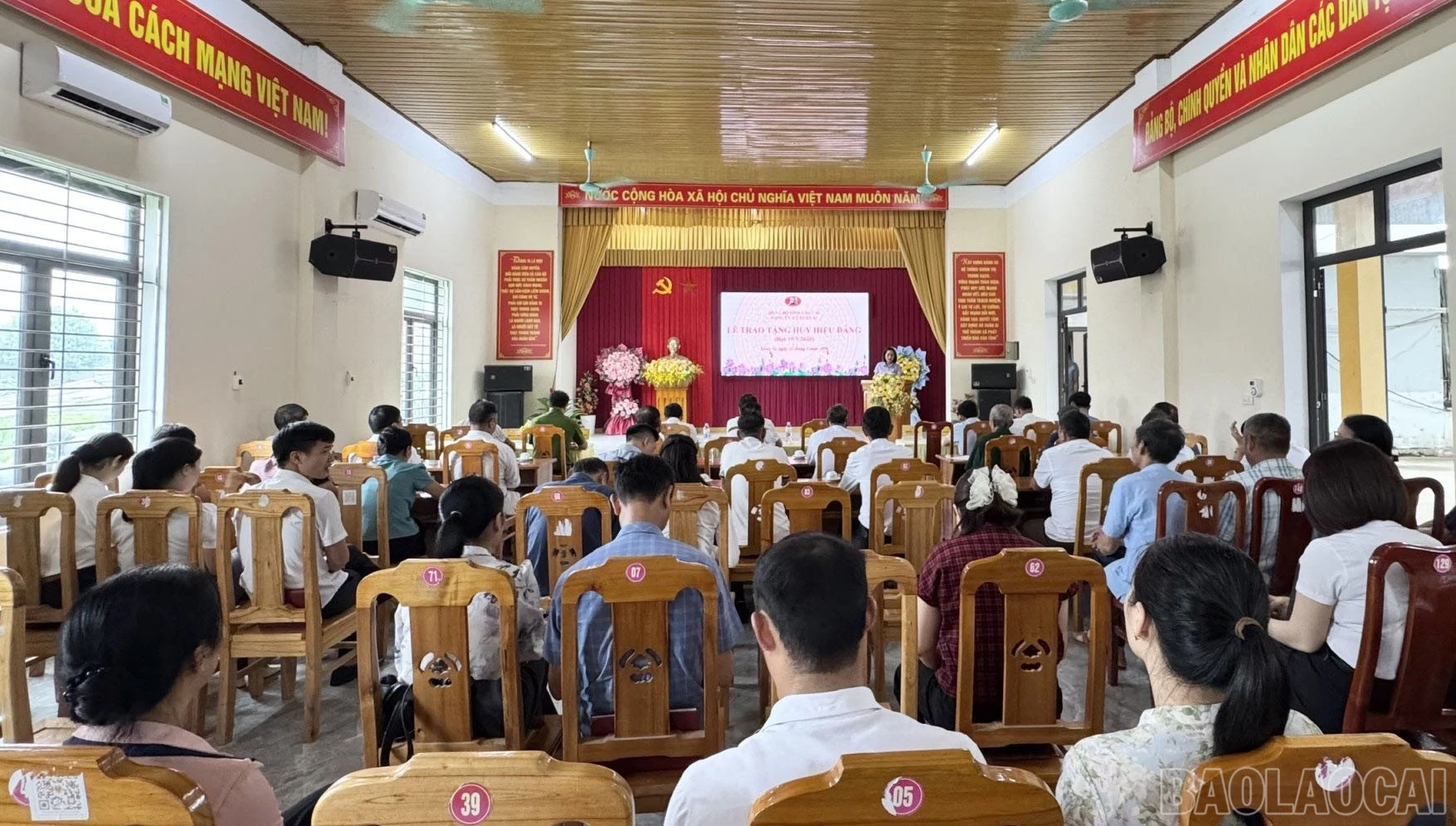 baolaocai-br_quang-canh-buoi-le-trao-huy-hieu-dang.jpg