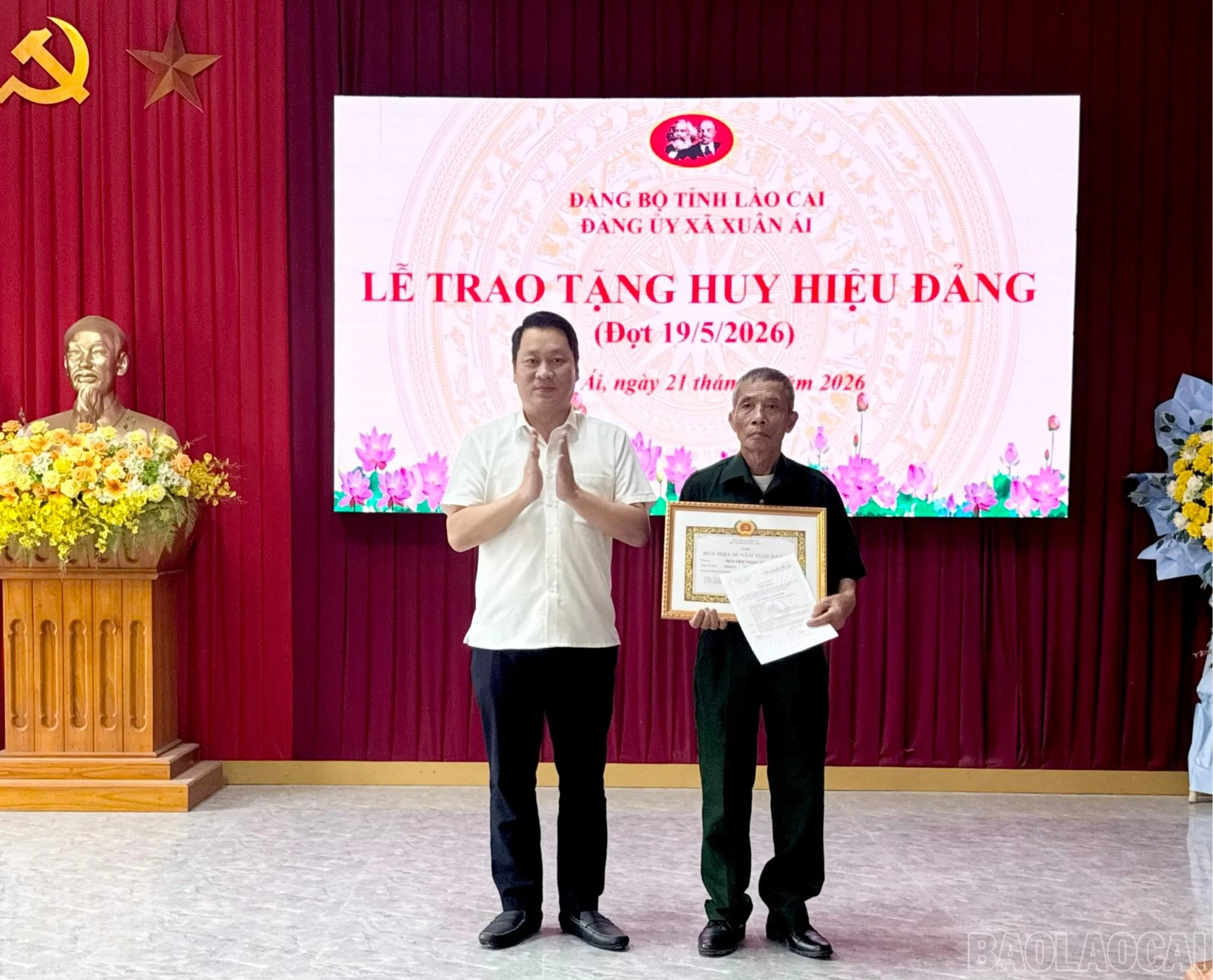 baolaocai-br_dang-vien-nhan-huy-hieu-55-nam-tuoi-dang-8762.jpg