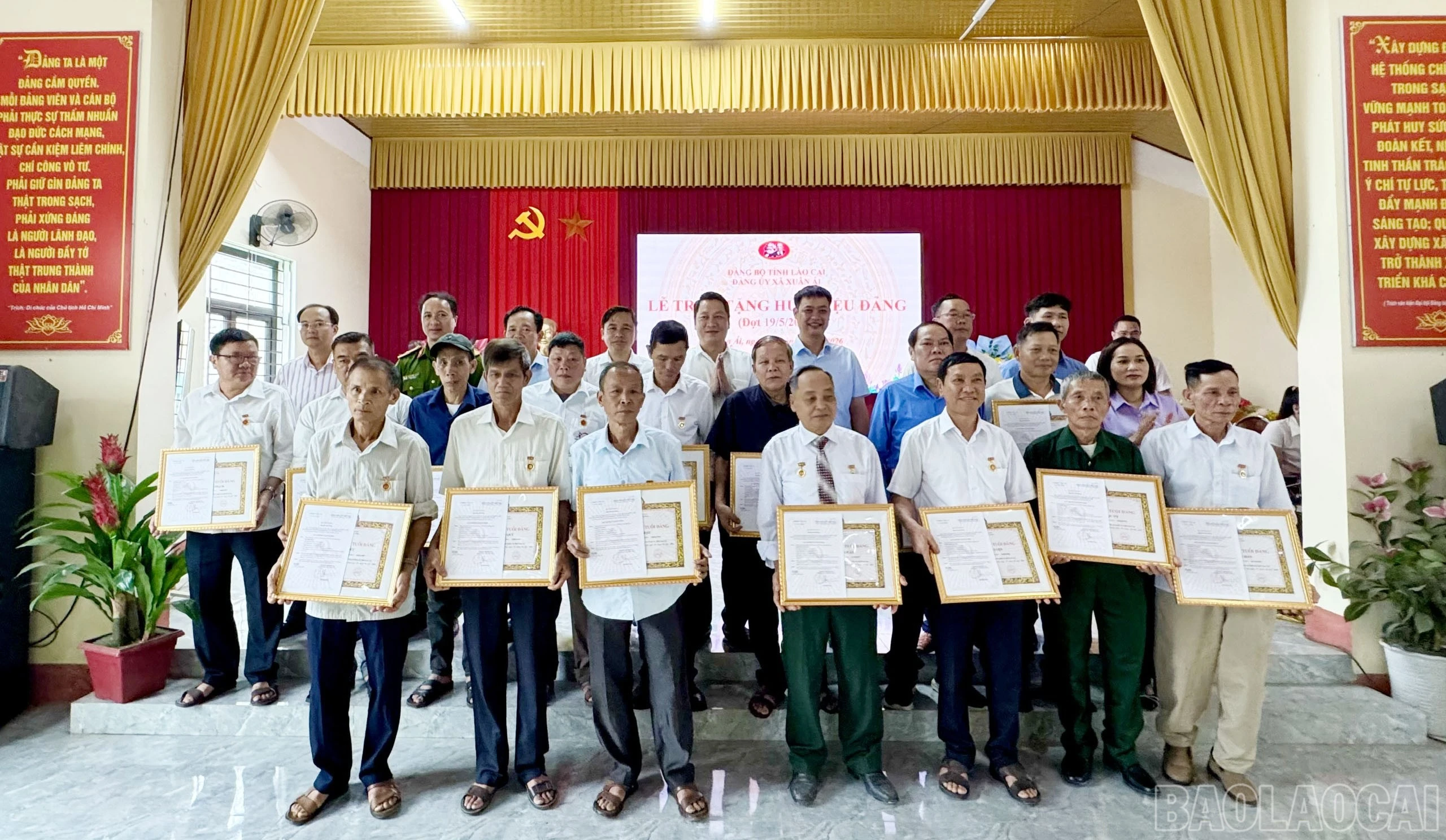 baolaocai-br_cac-dong-chi-trong-ban-thuong-vu-xa-chup-anh-chuc-cung-cac-dang-vien-nhan-huy-hieu-dang.jpg