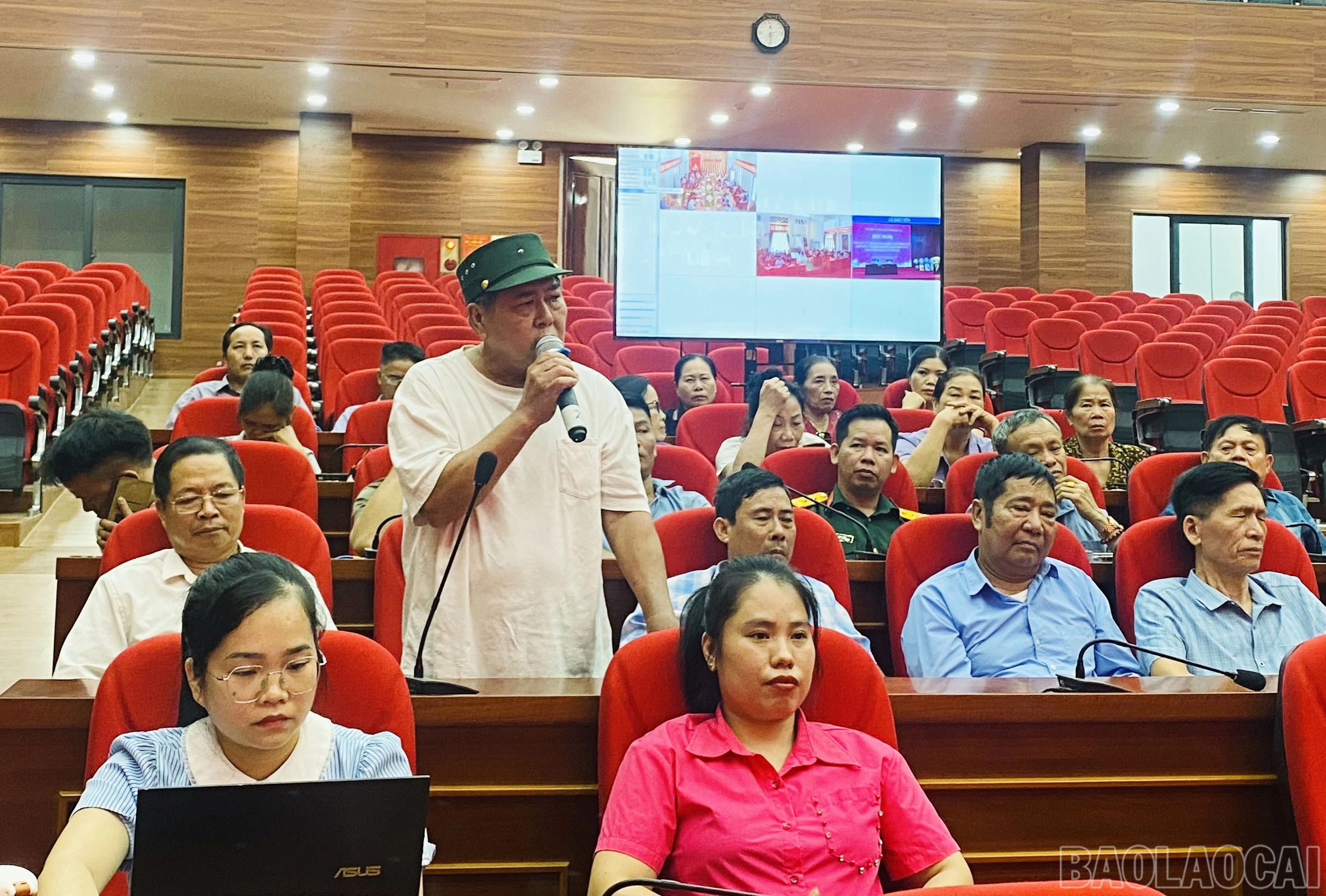 baolaocai-br_dai-bieu-soi-noi-phat-bieu-y-kien-kien-mnghij-1.jpg