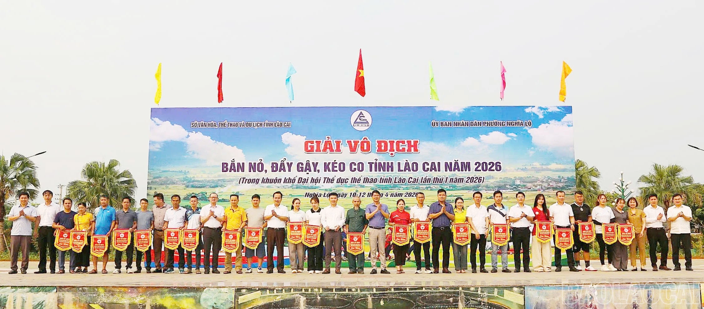 baolaocai-br_trao-co-luu-niem-cho-cac-doi-tham-gia.jpg