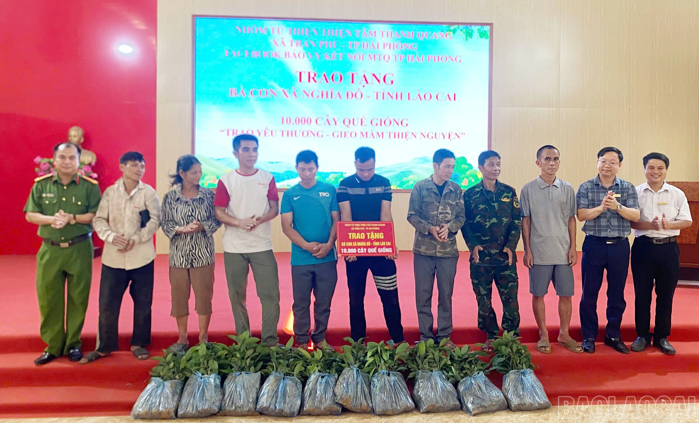 baolaocai-br_lanh-dao-ubnd-xa-trao-que-giong-cho-cac-ho-gia-dinh-co-hoan-canh-kho-khan-tai-thon-lang-dap-xa-nghia-do-333.jpg