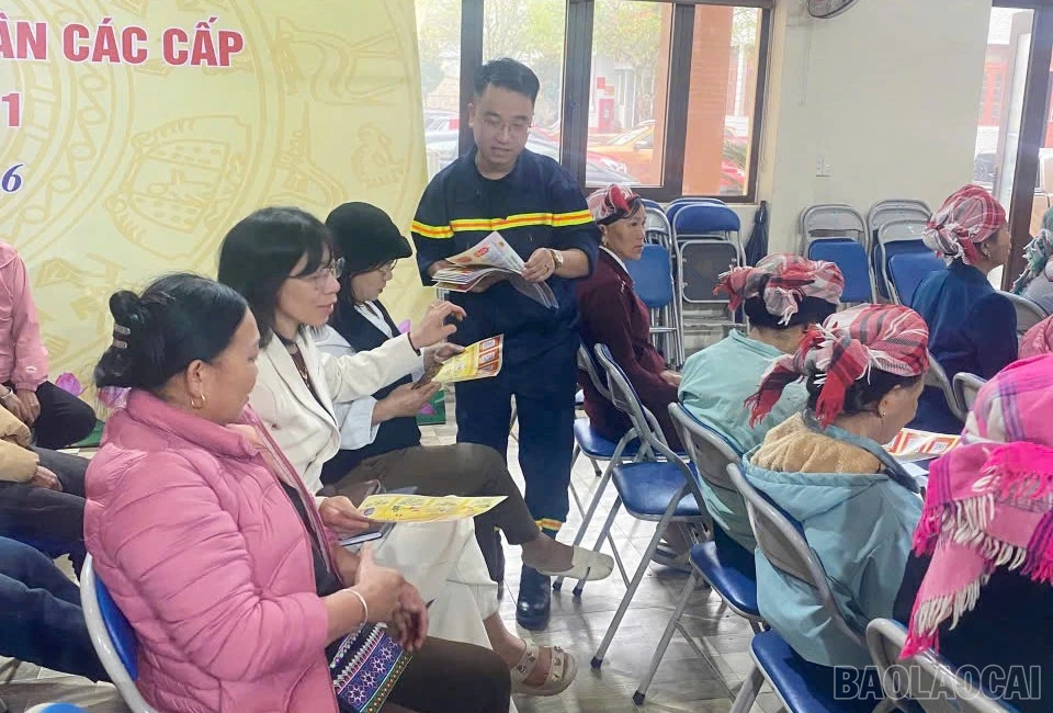 baolaocai-br_anh-3-phat-to-roi-tuyen-truyen-den-tung-nguoi-dan-2.jpg