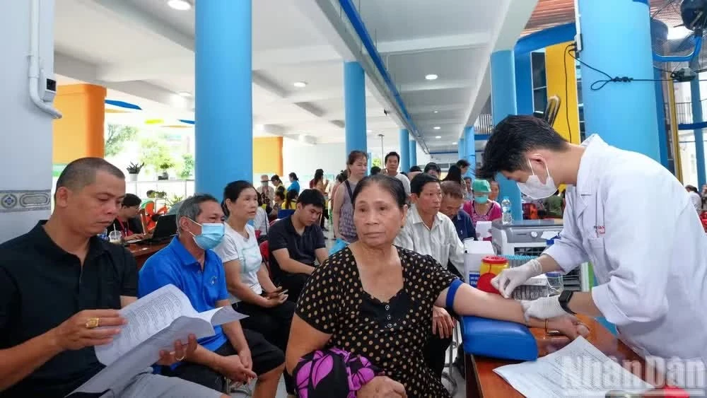 Trạm Y tế xã Nhà Bè, Thành phố Hồ Chí Minh tổ chức chương trình khám sức khỏe toàn dân. (Ảnh: THẾ ANH)