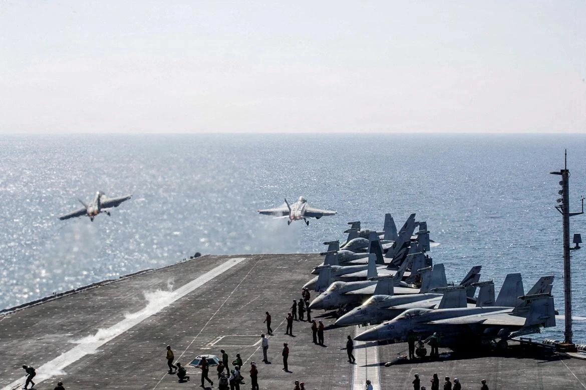 Hai tiêm kích F/A-18 Super Hornet cất cánh từ boong tàu sân bay lớp Nimitz USS Abraham Lincoln của Hải quân Mỹ, hỗ trợ chiến dịch tấn công Iran mang tên Epic Fury, tại một địa điểm không được tiết lộ ngày 3/3/2026.