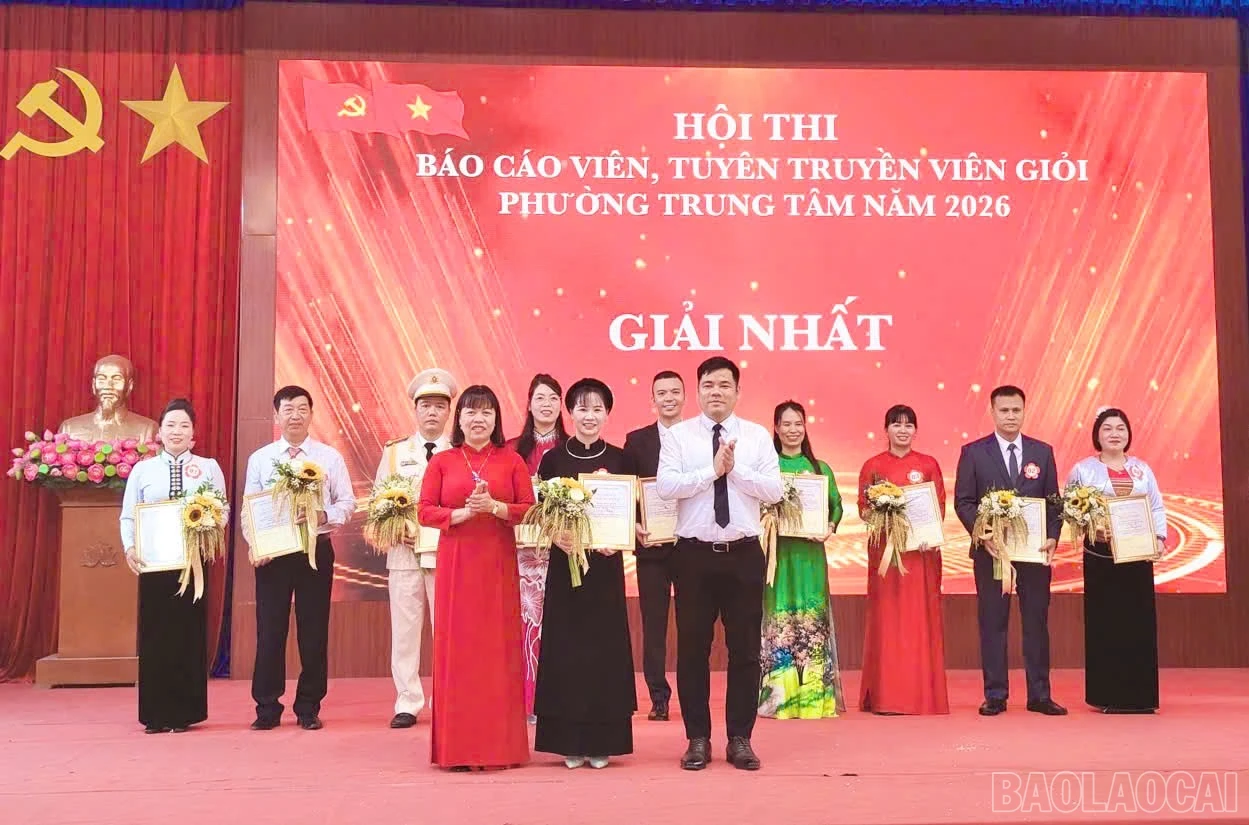 baolaocai-br_lanh-dao-phuong-trao-giai-nhat-cho-thi-sinh.jpg
