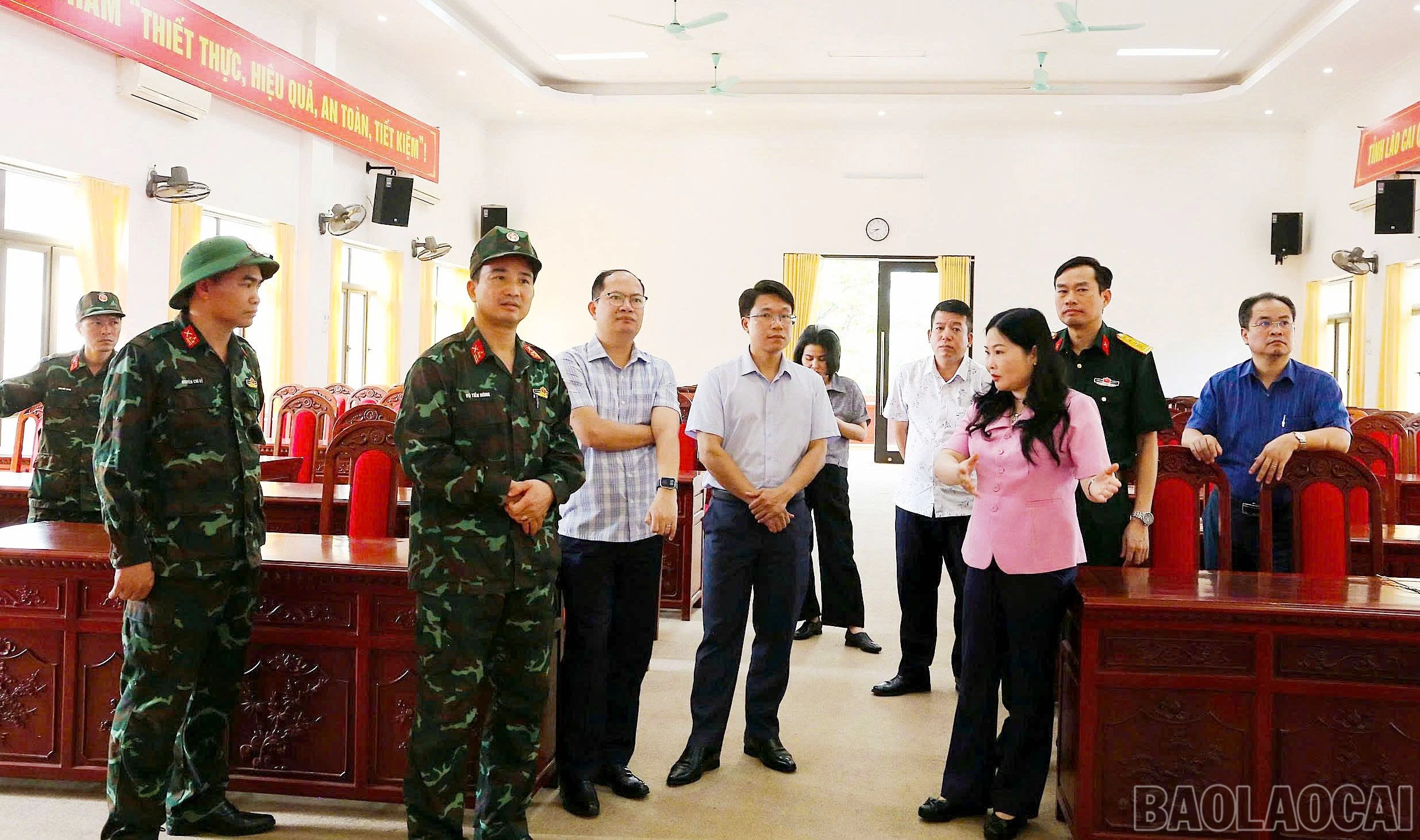 baolaocai-br_kiem-tra-cong-tac-trang-tri-tai-hoi-truong-noi-to-chuc-le-khai-mac.jpg