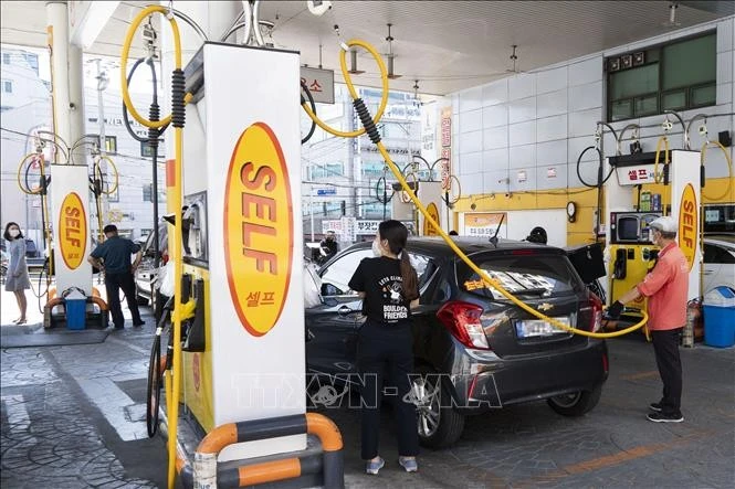 Bơm xăng cho phương tiện tại trạm xăng ở Seoul, Hàn Quốc.