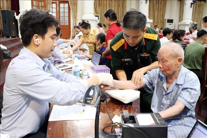 Lấy mẫu sinh phẩm để xét nghiệm ADN cho thân nhân thân nhân liệt sĩ chưa xác định thông tin trên địa bàn xã Chí Minh, thành phố Hải Phòng. Ảnh: Mạnh Tú/TTXVN