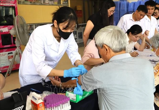 Thu nhận mẫu sinh phẩm ADN thân nhân liệt sĩ tại phường Cửa Nam (Hà Nội). Ảnh: Nguyễn Cúc/TTXVN