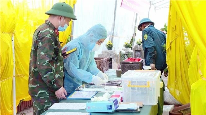 Triển khai lấy mẫu hài cốt liệt sĩ để phục vụ giám định ADN tại Nghĩa trang liệt sĩ Yên Nam phường Duy Tiên Ninh Bình. Ảnh: Đại Nghĩa/TTXVN