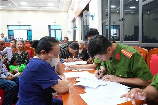 Lực lượng công an và các đoàn thể phối hợp hỗ trợ thân nhân liệt sĩ trong ngày đầu triển khai thu nhận mẫu ADN ở tỉnh Hà Tĩnh. Ảnh: Hữu Quyết/TTXVN