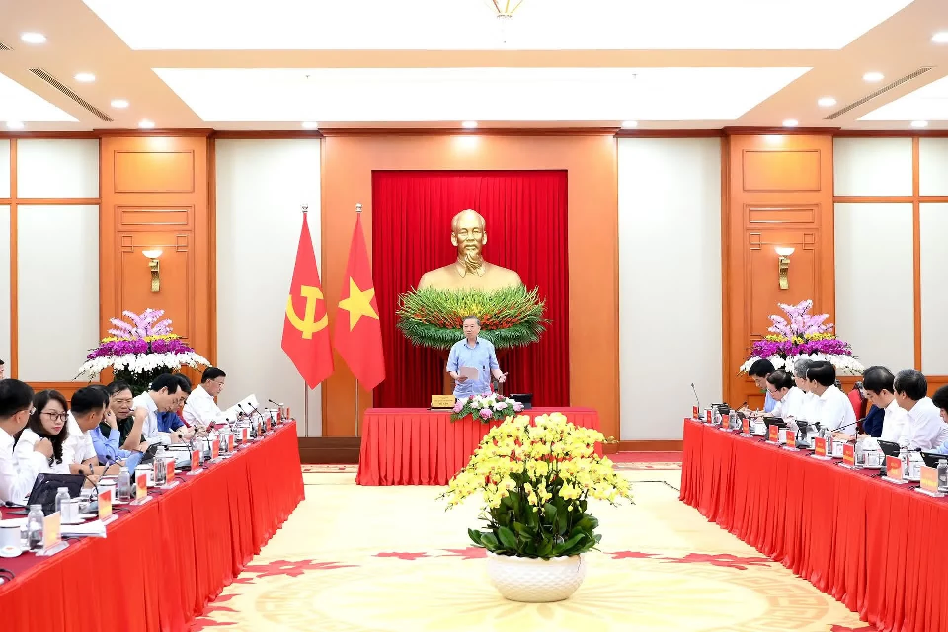 Quang cảnh cuộc làm việc.