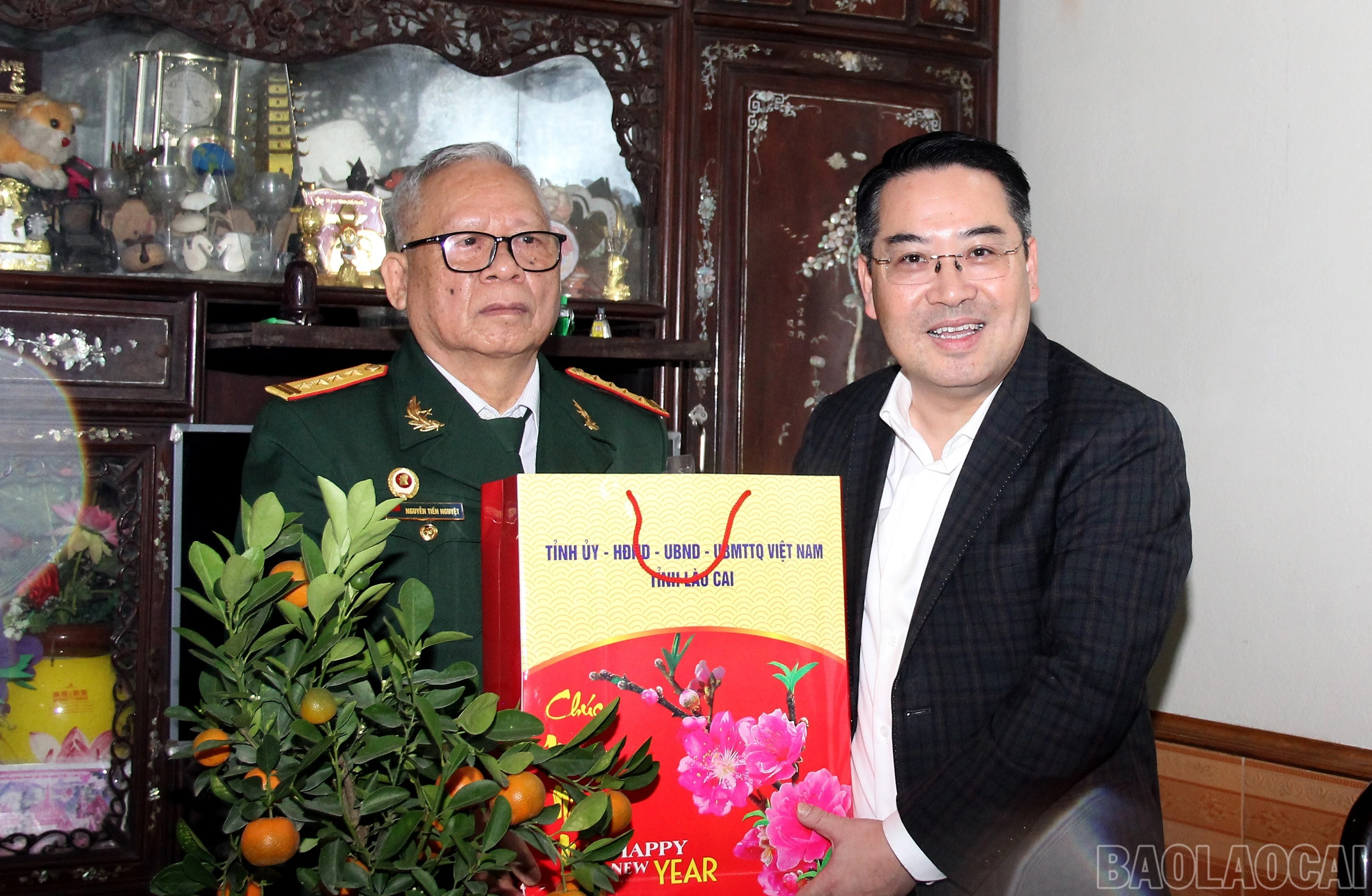 chu-tich-ubnd-tinh-nguyen-tuan-anh-tang-qua-tet-cho-gia-dinh-ong-nguyen-tien-nguyet-nguyen-chi-huy-truong-bo-chi-huy-quan-su-tinh-yen-bai.jpg