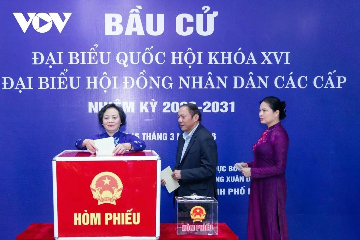 Sau lễ khai mạc, Ủy viên Bộ Chính trị, Chủ tịch Ủy ban Trung ương Mặt trận Tổ quốc Việt Nam Bùi Thị Minh Hoài và Bí thư Trung ương Đảng, Phó Thủ tướng Chính phủ Phạm Thị Thanh Trà đã cùng các cử tri trong khu dân cư thực hiện quyền và nghĩa vụ công dân của mình.