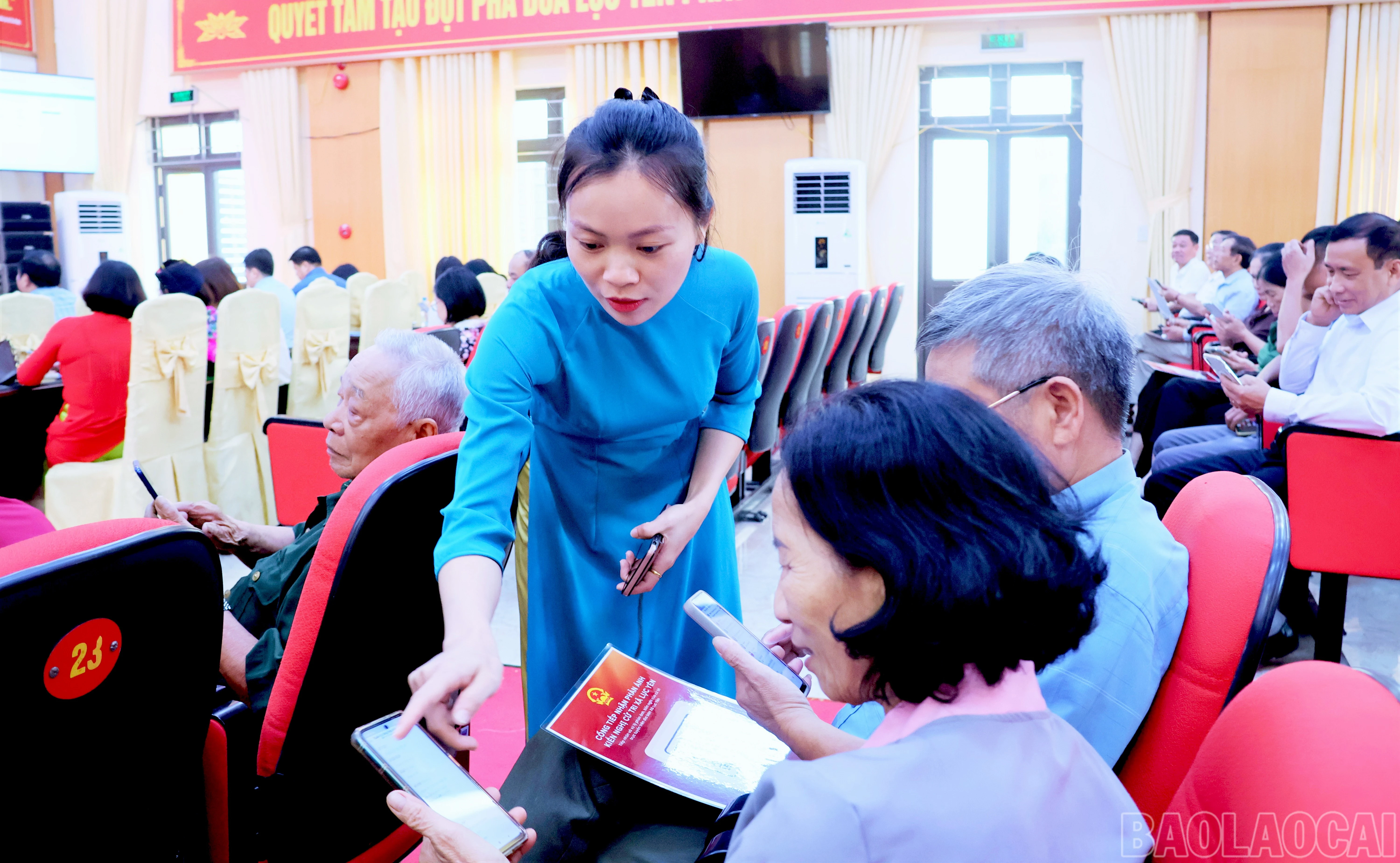 baolaocai-br_chuyen-vien-van-phong-hdnd-ubnd-xa-huong-dan-cac-thao-tac-thuc-hien-tren-phan-mem.jpg