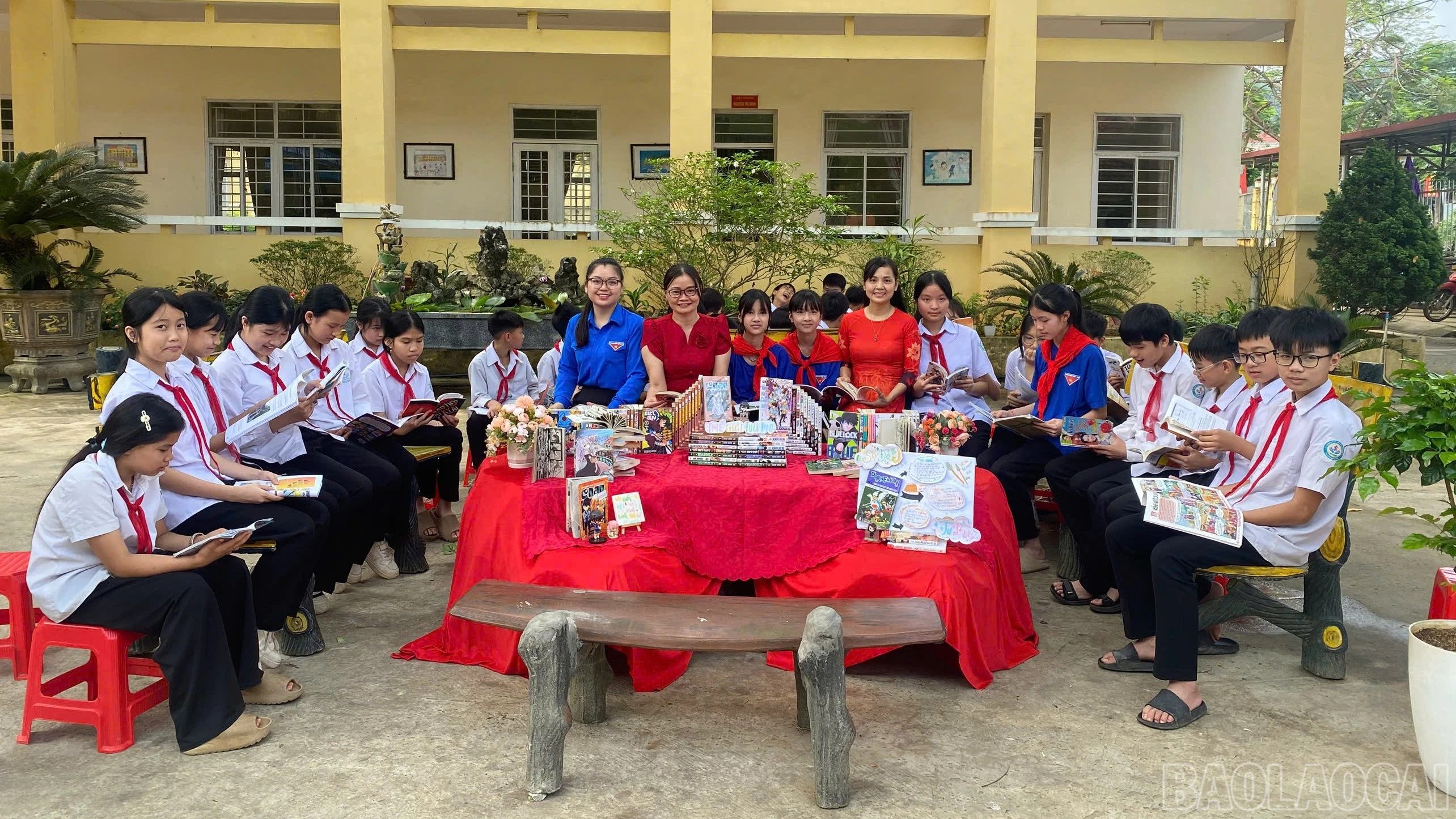 baolaocai-br_cac-em-hoc-sinh-cham-chu-doc-sach-1-9607.jpg