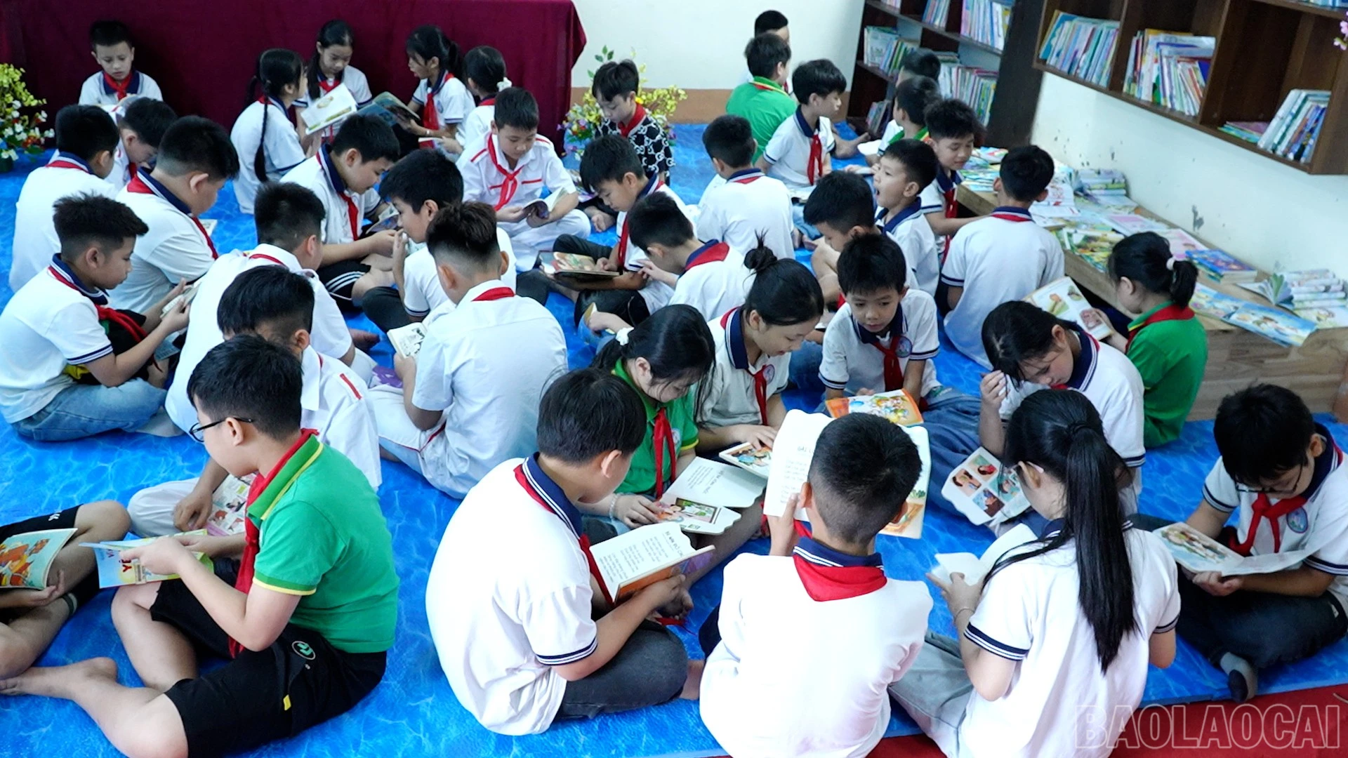 baolaocai-br_cac-em-hoc-sinh-cham-chu-doc-sach.jpg