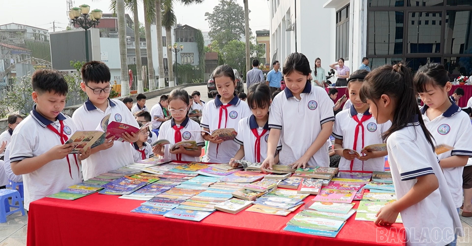 baolaocai-br_cac-em-hoc-sinh-ben-khu-sach-thieu-nhi-4004.jpg