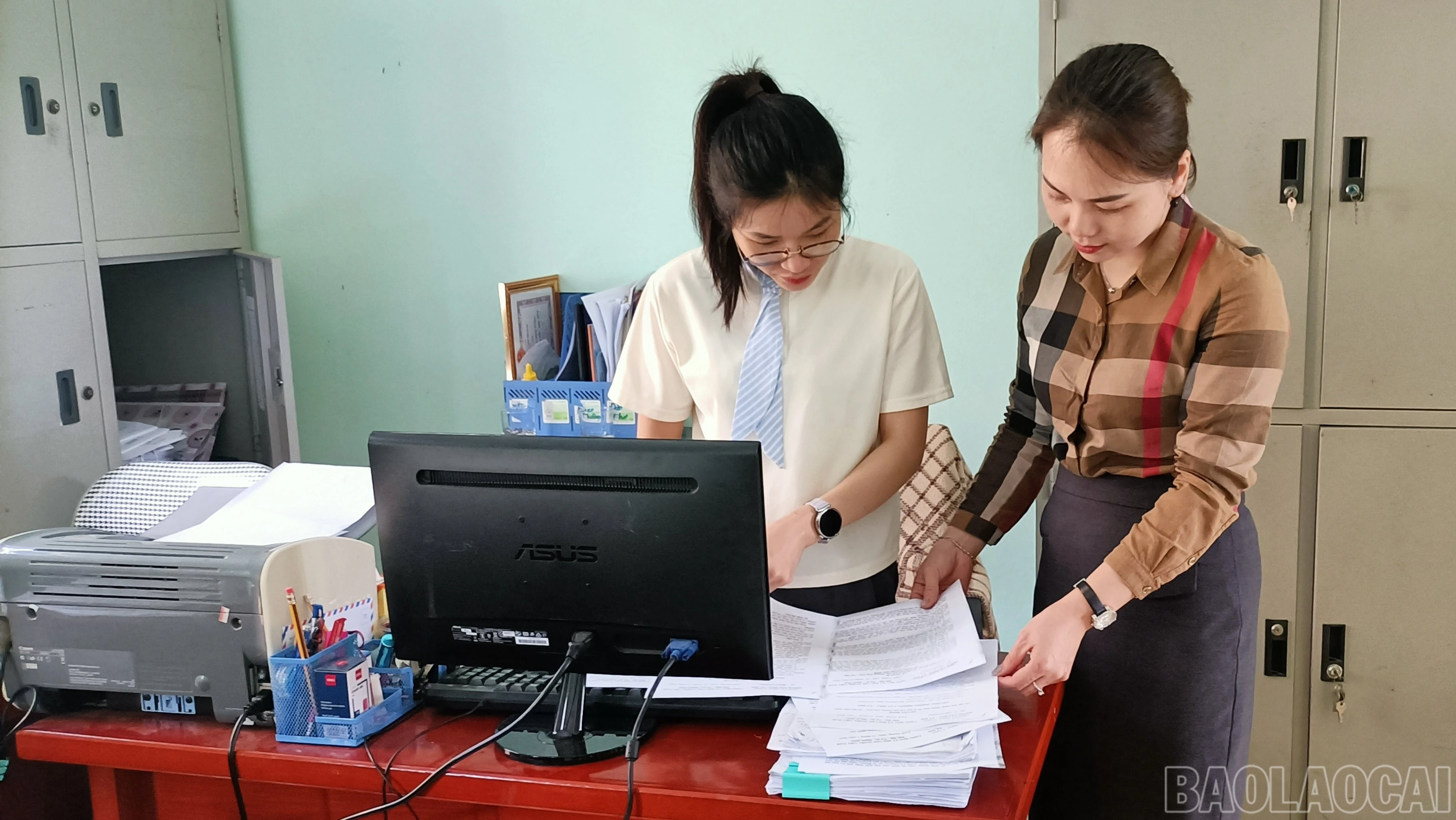 baolaocai-br_br-4-can-bo-trung-tam-dich-vu-tong-hop-noi-vu-tinh-huong-dan-chinh-ly-ho-so.jpg