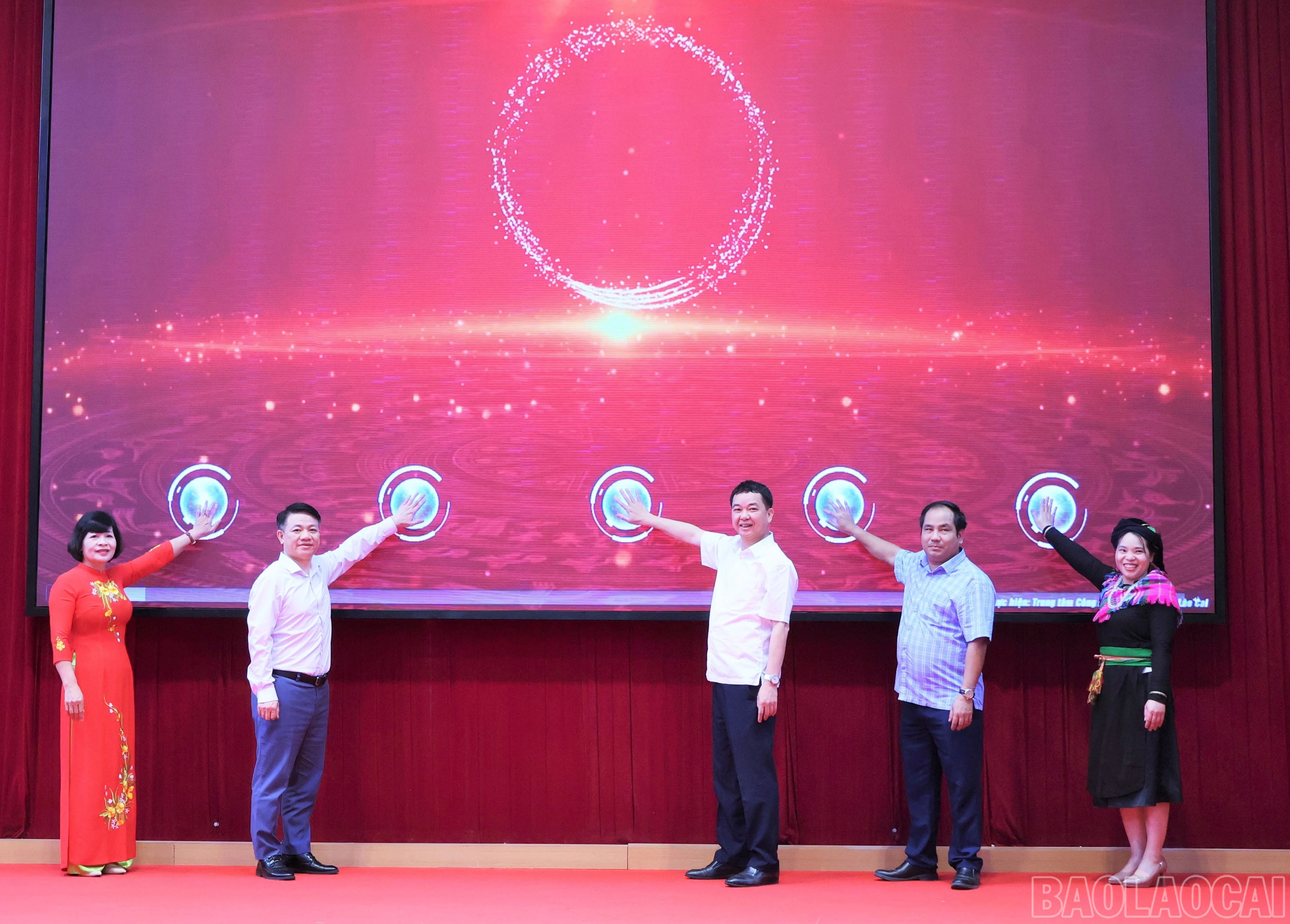 baolaocai-br_cac-dai-bieu-thuc-hien-nghi-thuc-chinh-thuc-ra-mat-phan-mem-quan-ly-tiep-nhan-y-kien-cu-tri.jpg