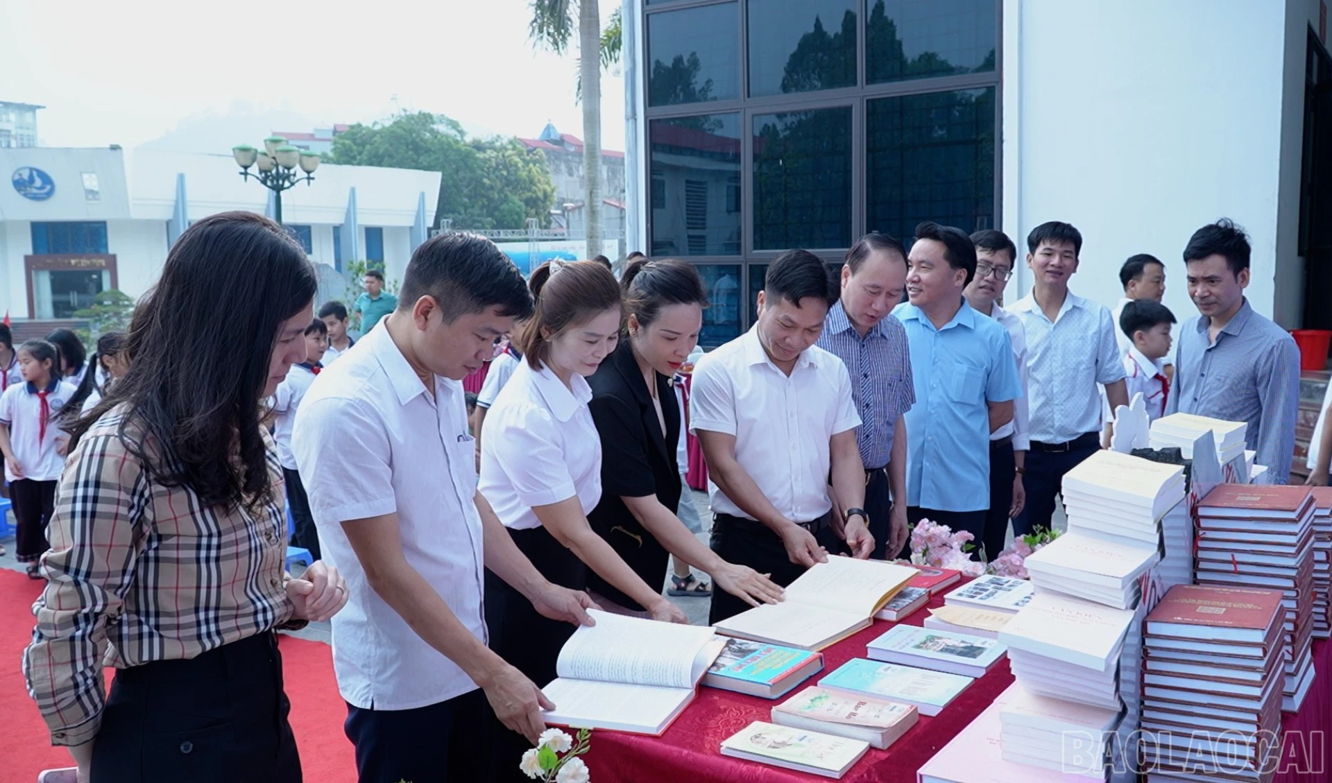 baolaocai-br_lanh-dao-va-nhan-dan-tham-quan-khu-sach-bac-ho-8766.jpg