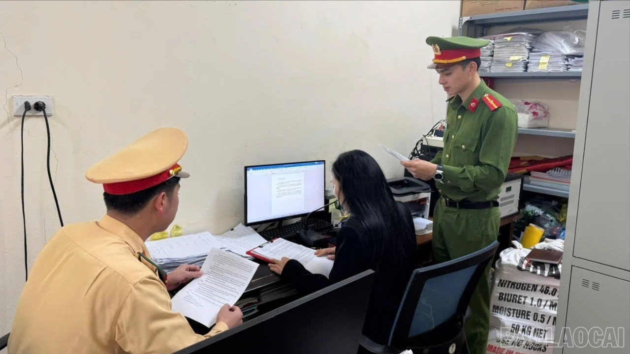 baolaocai-br_br-phong-canh-sat-giao-thong-phoi-hop-voi-cong-an-xa-cat-thinh-va-trung-tam-dich-vi-tong-hop-xa-tuyen-truyen-phap-luat-bang-tieng-pho-thong-va-tieng-mong.jpg