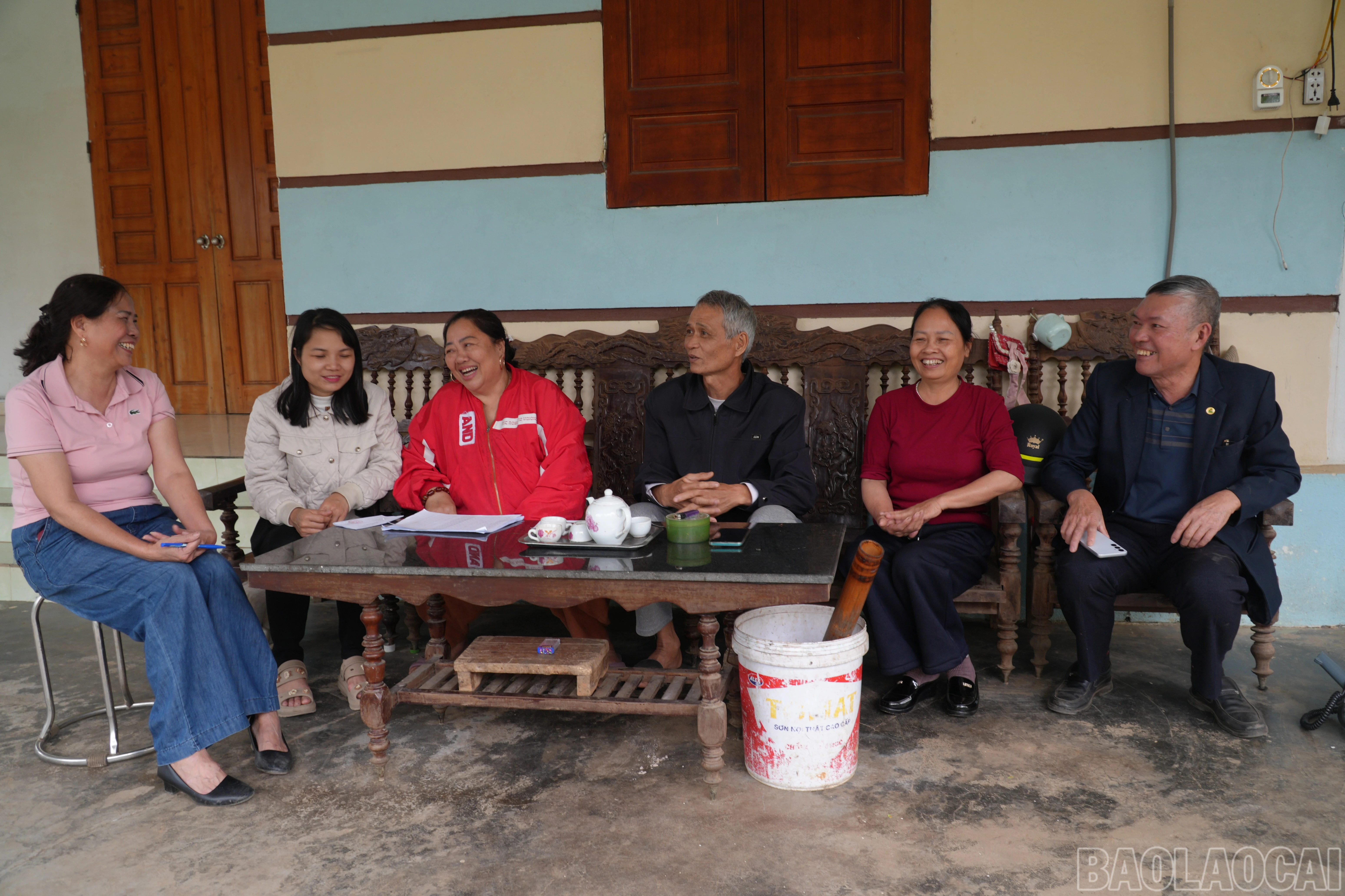 baolaocai-br_ong-dinh-quang-thich-vui-ve-tro-chuyen-voi-to-bau-cu-khi-duoc-kiem-tra-thong-tin-phieu-cu-tri-va-nghe-nhac-lich-di-bau-cu.jpg