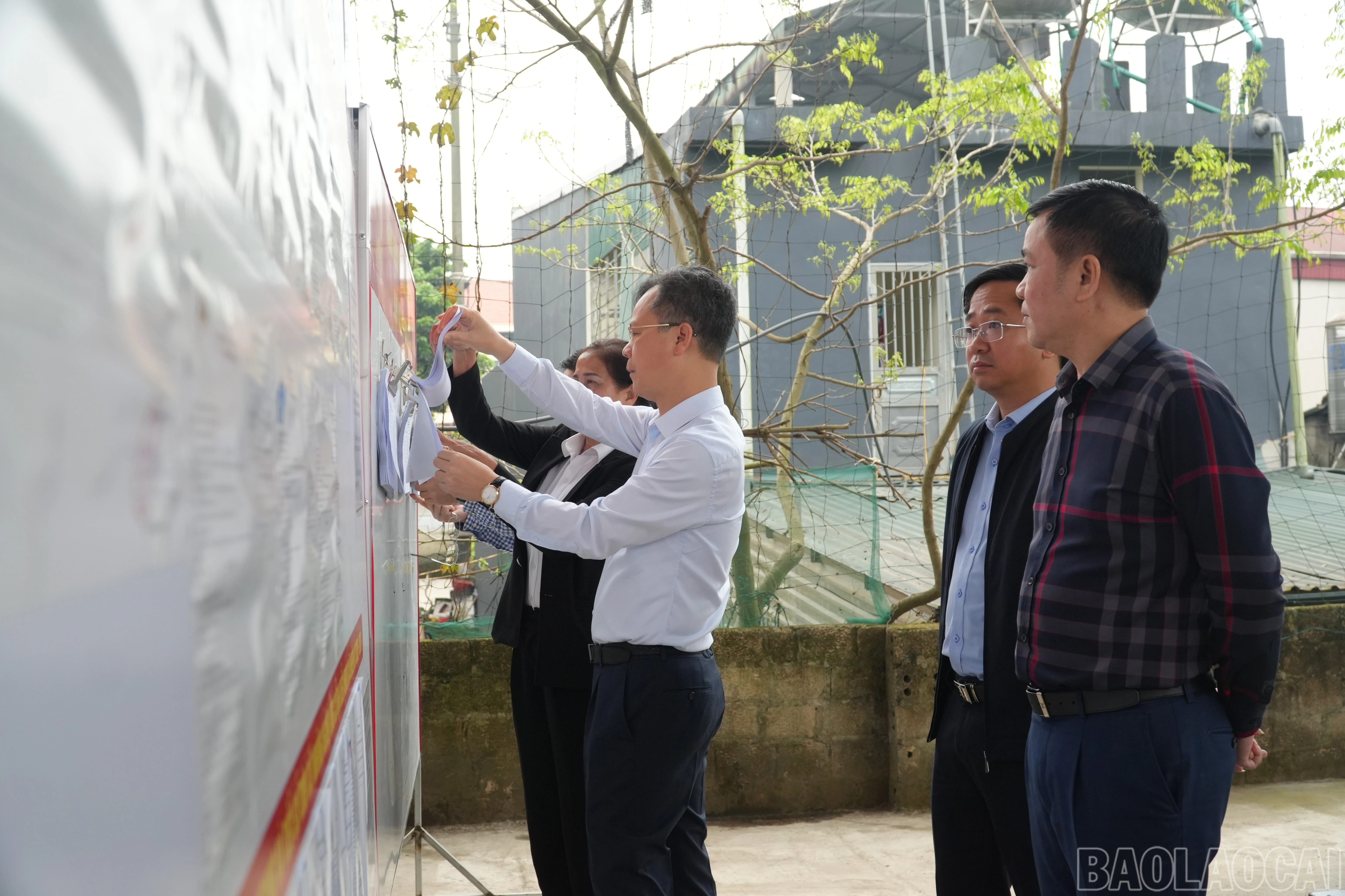 baolaocai-br_2-kiem-tra-viec-niem-yet-danh-sach-cu-tri.jpg
