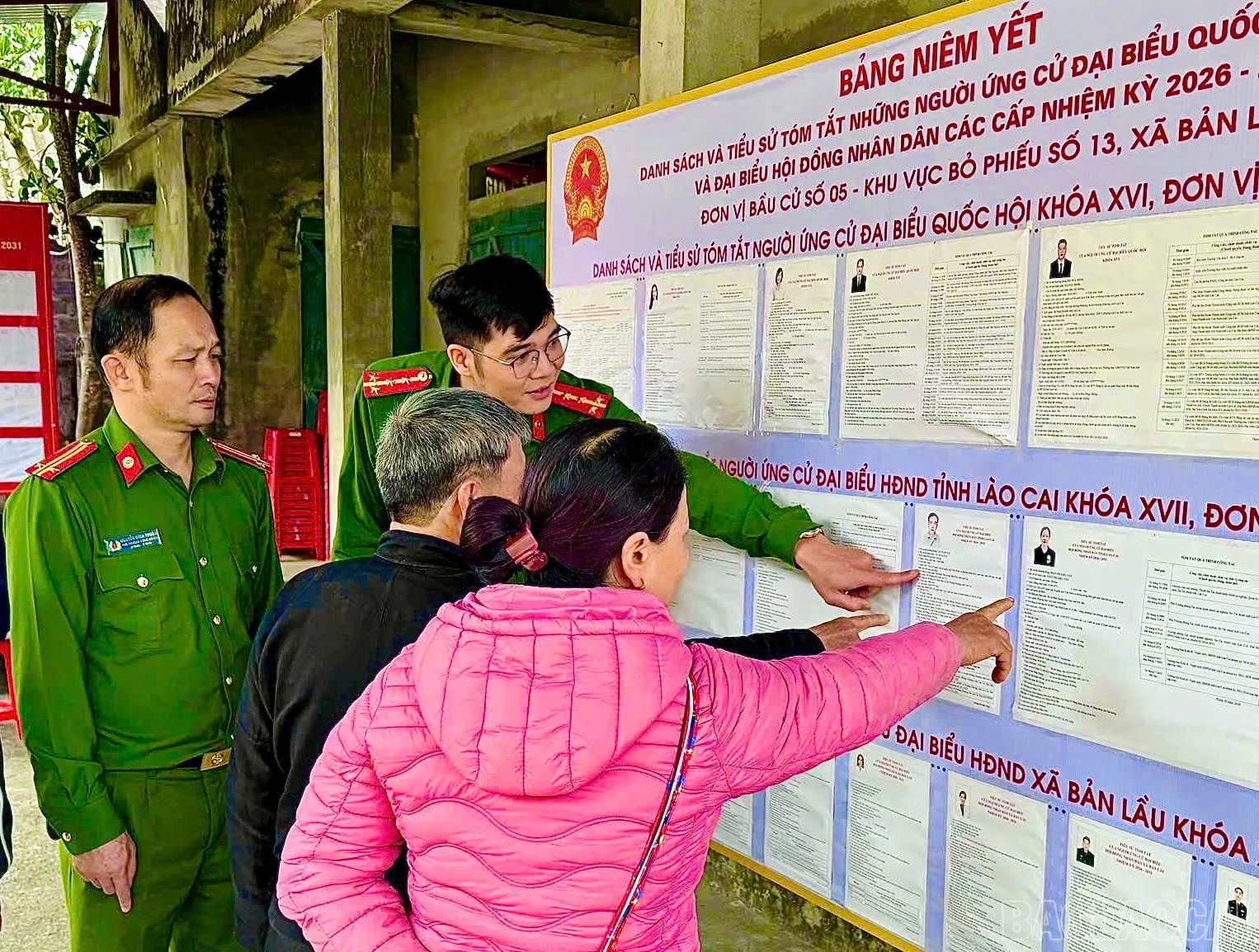 baolaocai-br_thong-qua-viec-su-dung-tieng-nung-trong-tuyen-truyen-can-bo-cong-an-xa-ban-lau-giup-cu-tri-vung-dong-bao-dan-toc-thieu-so-de-dang-tiep-can-thong-tin-ve-bau-cu-va-cac-quy-dinh-cua-phap-luat.jpg