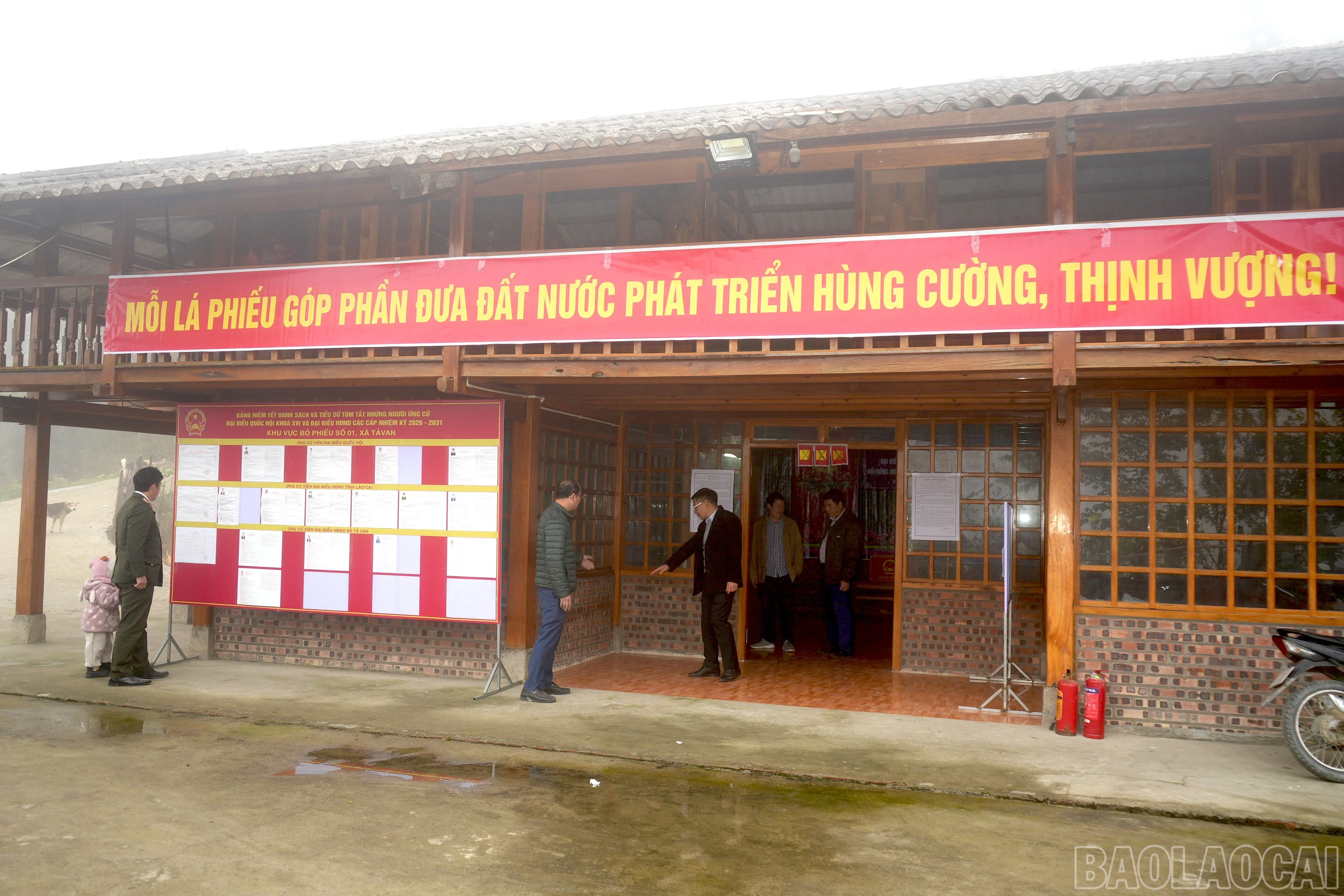 baolaocai-br_diem-bo-phieu-so-1-tai-2-thon-xa-nhat-cua-xa-ta-van-duoc-to-chuc-ngay-tai-nha-truong-thon-hang-a-trangthe-hien-tinh-dac-thu-linh-hoat-nham-giup-cu-tri-di-bo-phieu-duoc-thuan-loi-3221.jpg