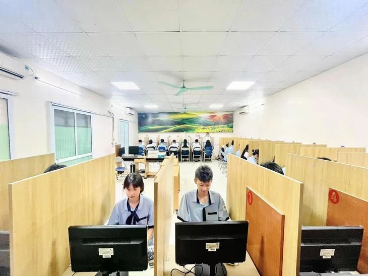 Đây là kỳ PISA lần đầu tiên Việt Nam chuyển từ làm bài trên giấy sang làm bài trên máy tính. Ảnh: MOET
