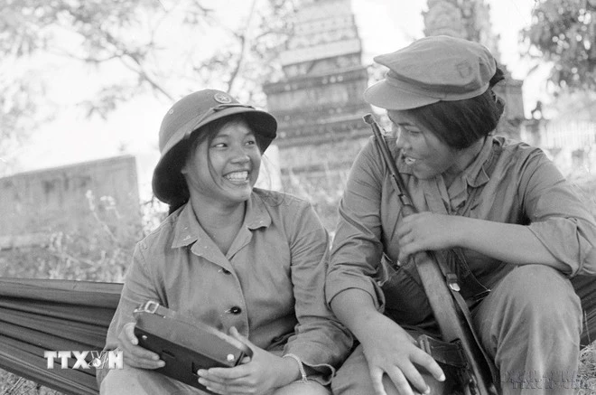 Hai nữ chiến sỹ Việt Nam và Campuchia sát cánh bên nhau.