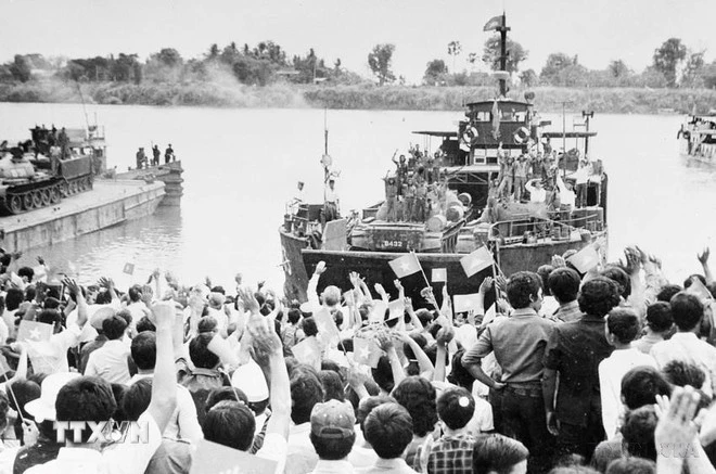 Người dân Thủ đô Phnom Penh lưu luyến tiễn đưa các chiến sỹ Quân đoàn 4-Binh đoàn Cửu Long, Quân tình nguyện Việt Nam hoàn thành nghĩa vụ quốc tế, lên đường trở về nước, sáng 2/5/1983.