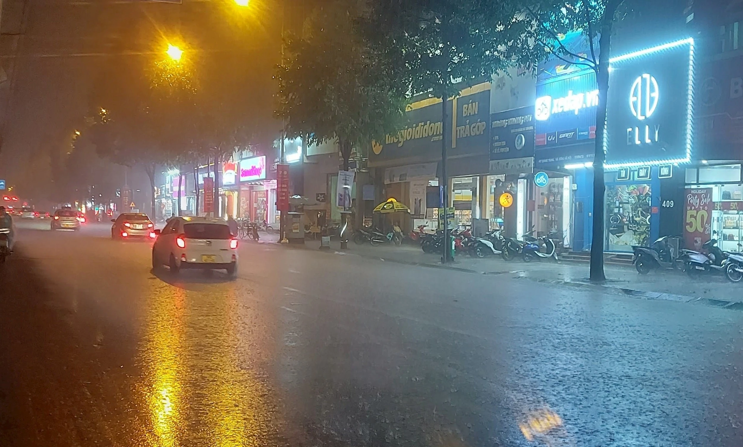 Hà Nội sẽ có mưa rào và dông, đề phòng lốc, sét, mưa đá, gió giật mạnh. ( Ảnh minh họa - Bảo Châu)