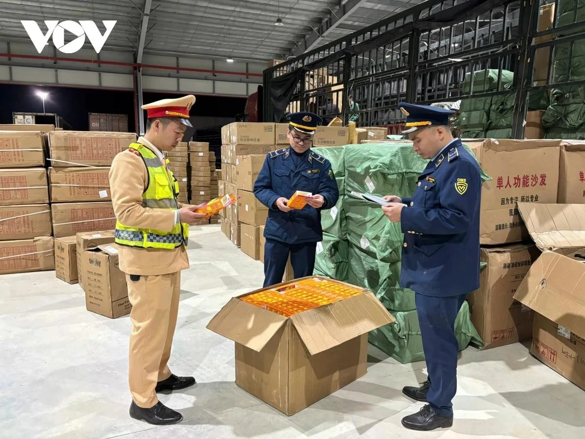 Các lực lượng chức năng tỉnh Lạng Sơn tăng cường công tác chống buôn lậu, gian lận thương mại và hàng giả.