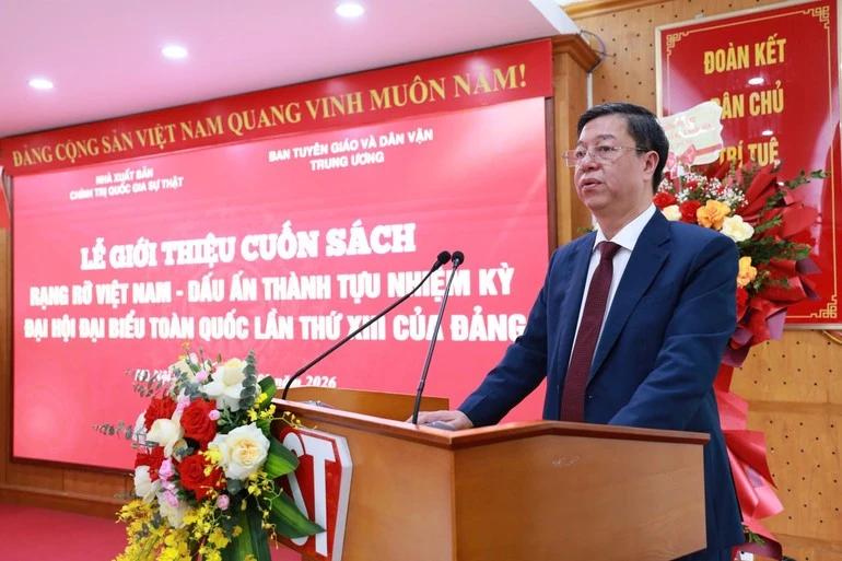 PGS,TS Vũ Trọng Lâm, Giám đốc - Tổng Biên tập Nhà xuất bản Chính trị quốc gia Sự thật phát biểu tại buổi lễ.