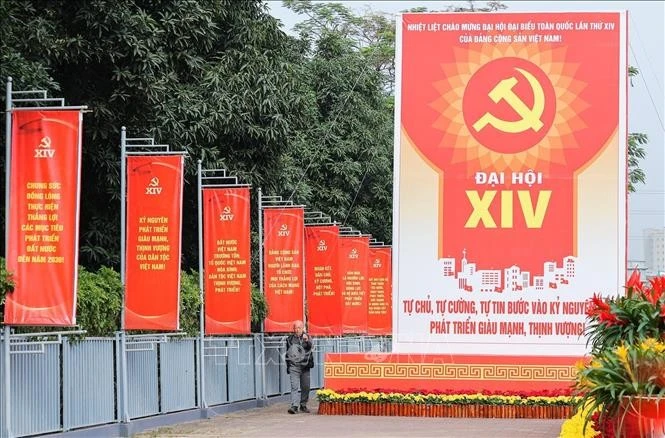 Pano, khẩu hiệu rực đỏ trên các tuyến phố Thủ đô Hà Nội chào mừng Đại hội đại biểu toàn quốc lần thứ XIV của Đảng.