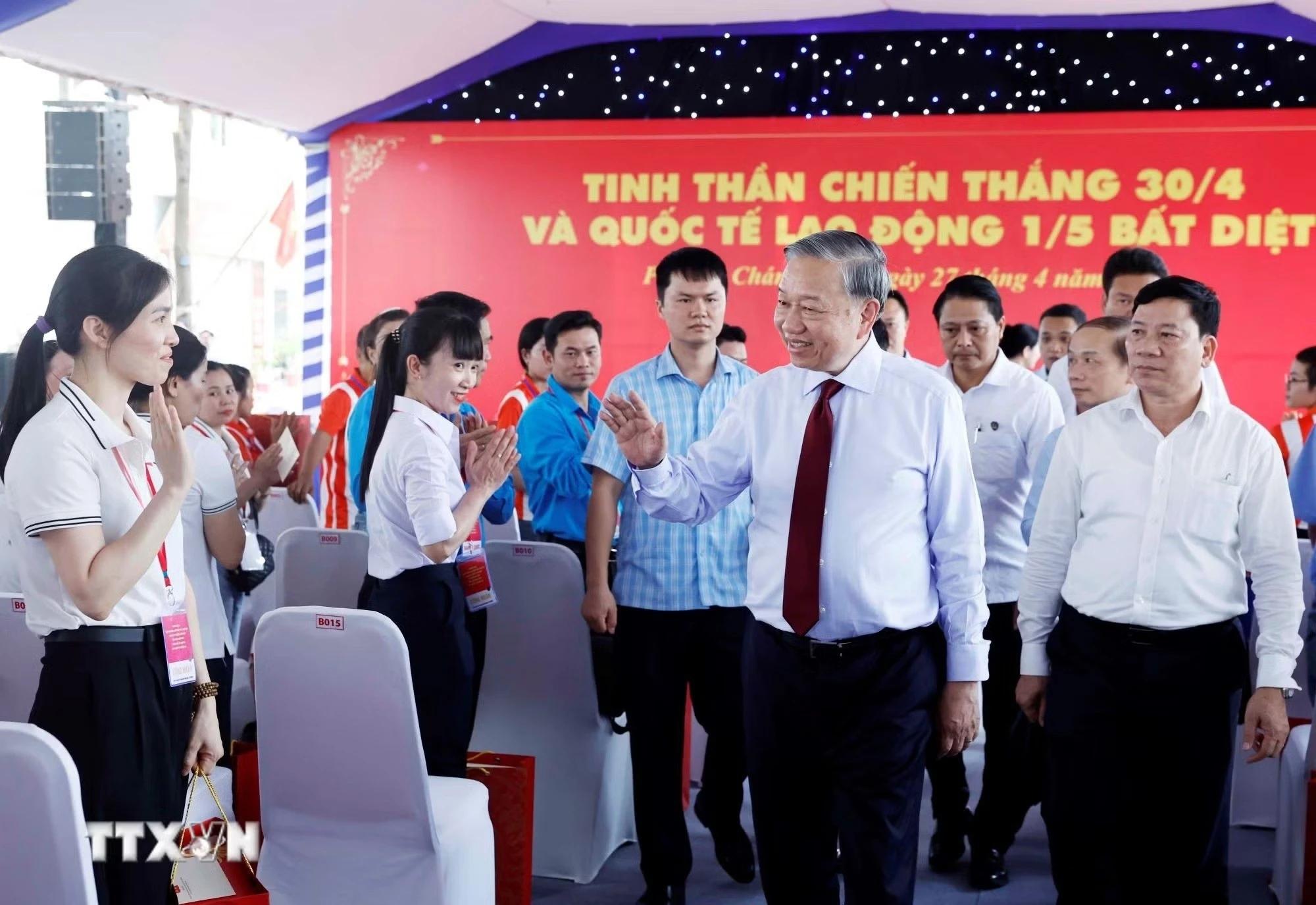 ttxvn-tong-bi-thu-chu-tich-nuoc-tham-dong-vien-cong-nhan-nguoi-lao-dong-5jpg.jpg