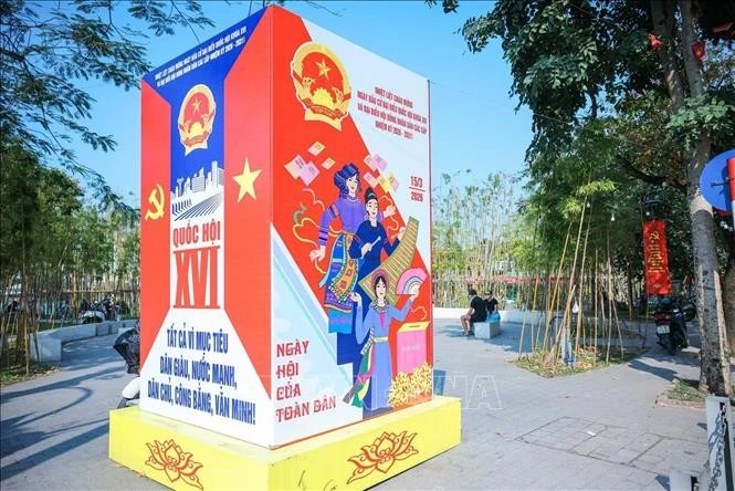 Khẩu hiệu cổ động được bố trí nổi bật, góp phần tạo không khí phấn khởi trước ngày bầu cử.