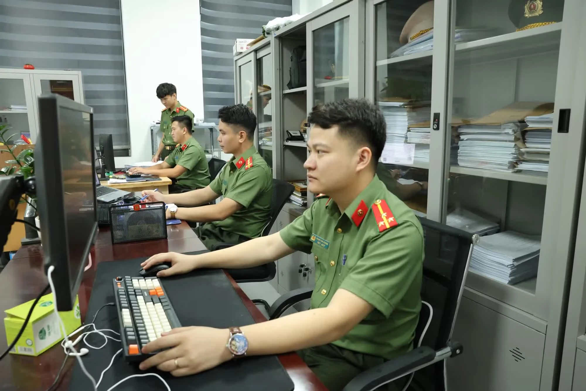 Cán bộ, chiến sĩ Phòng chống tội phạm sử dụng công nghệ cao Công an tỉnh Bắc Ninh xác minh tội phạm qua mạng internet.