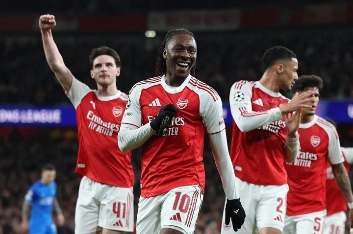 Arsenal giành được Eberechi Eze (số 10) từ tay Tottenham.