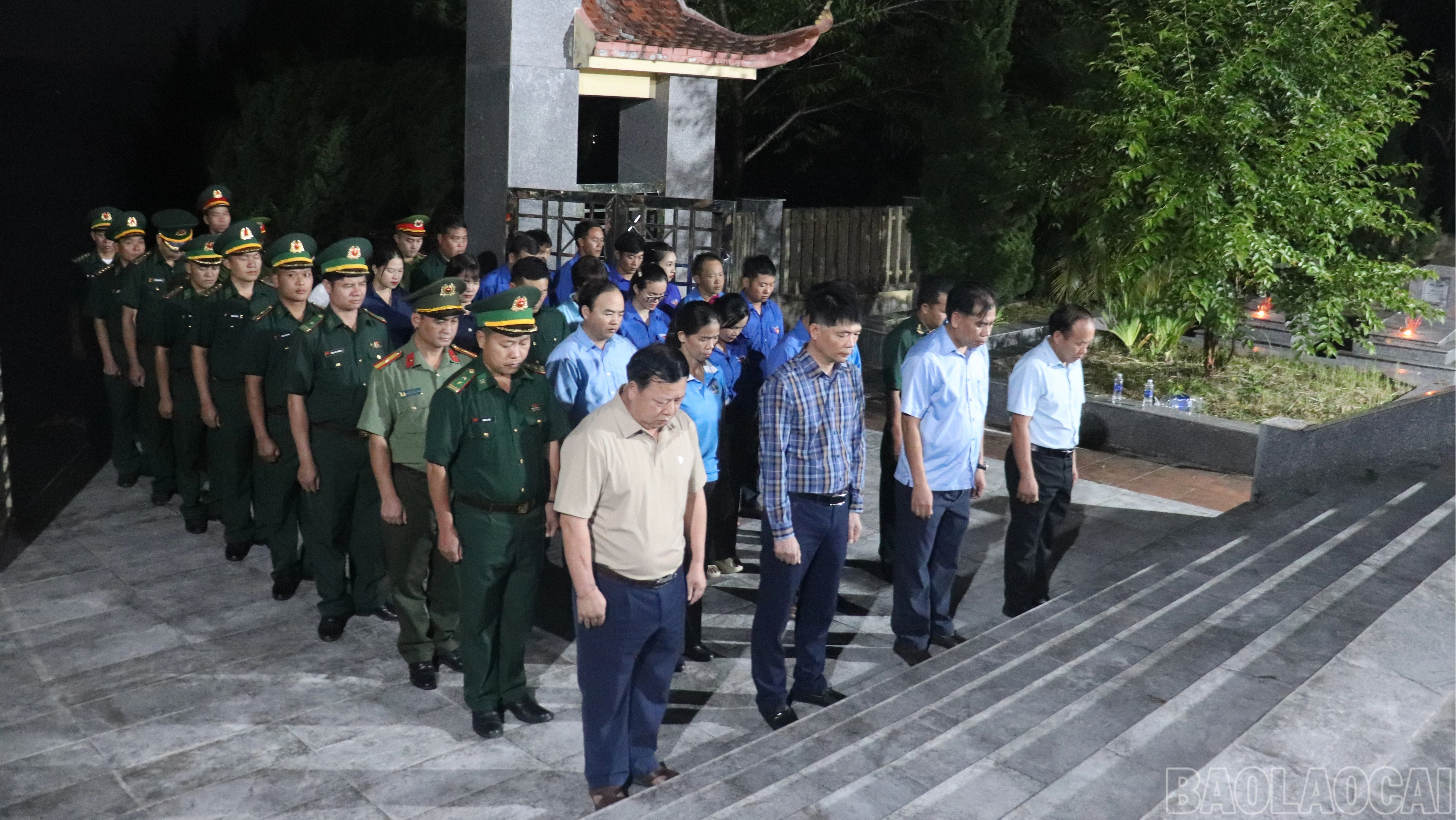 Các đại biểu, đoàn viên, thanh niên và lực lượng vũ trang dâng hương, dành phút mặc niệm tưởng nhớ các anh hùng liệt sĩ.