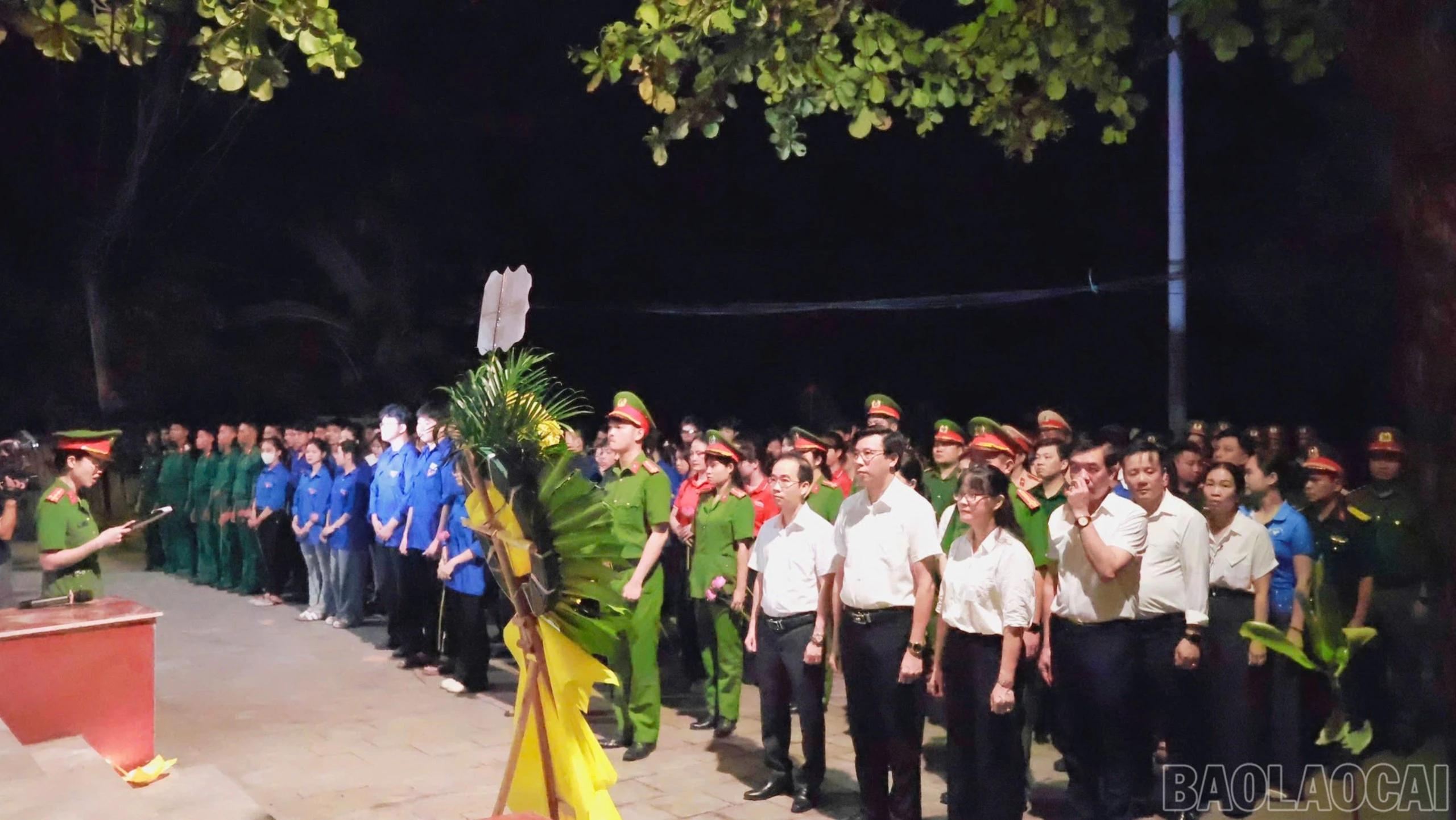 Quang cảnh buổi lễ dâng hương, dâng hoa và thắp nến tri ân các Anh hùng liệt sĩ.